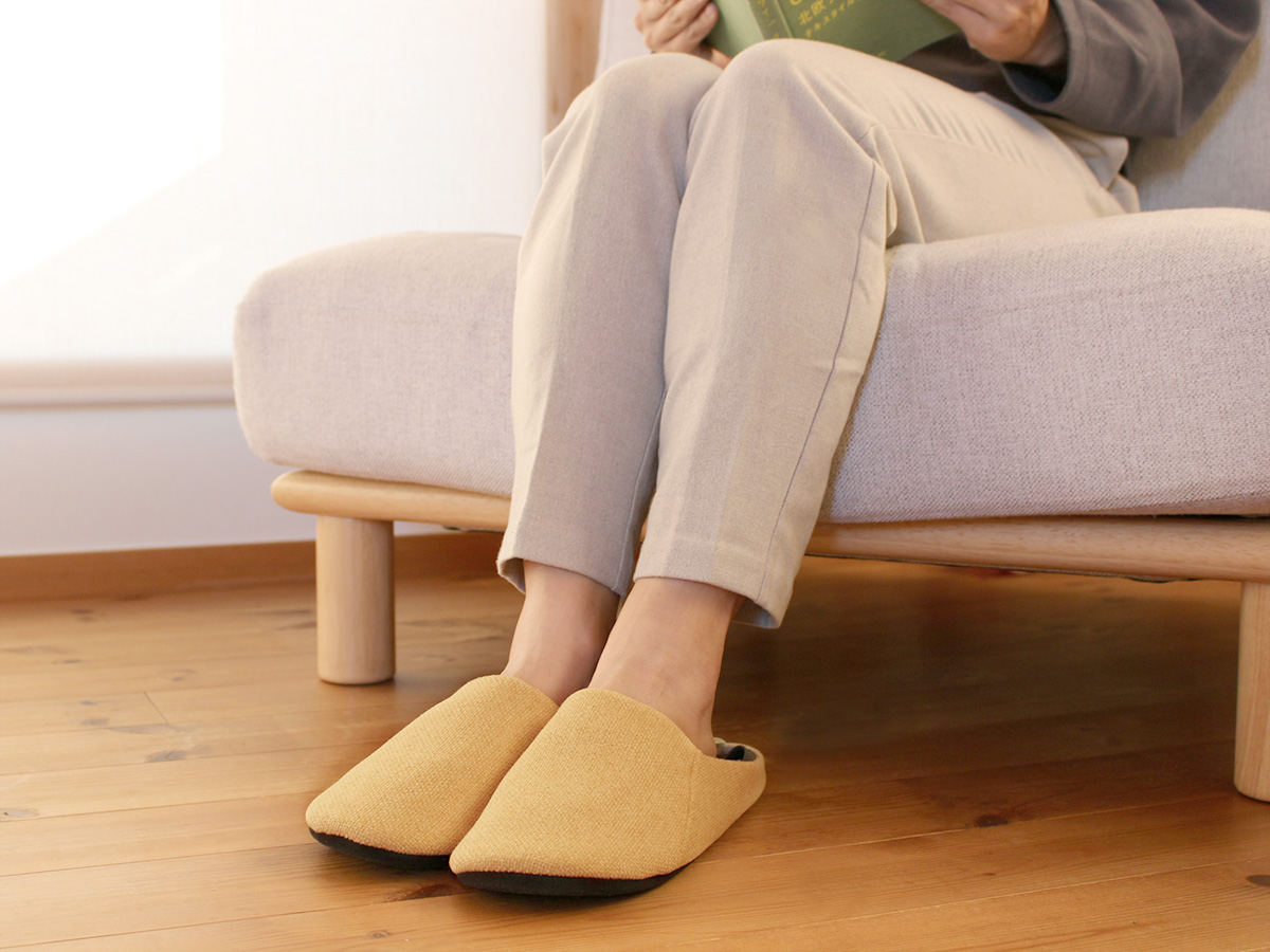 釘やガラスを踏んでも大丈夫。イザという時の安心に、普段使いの「防災スリッパ」