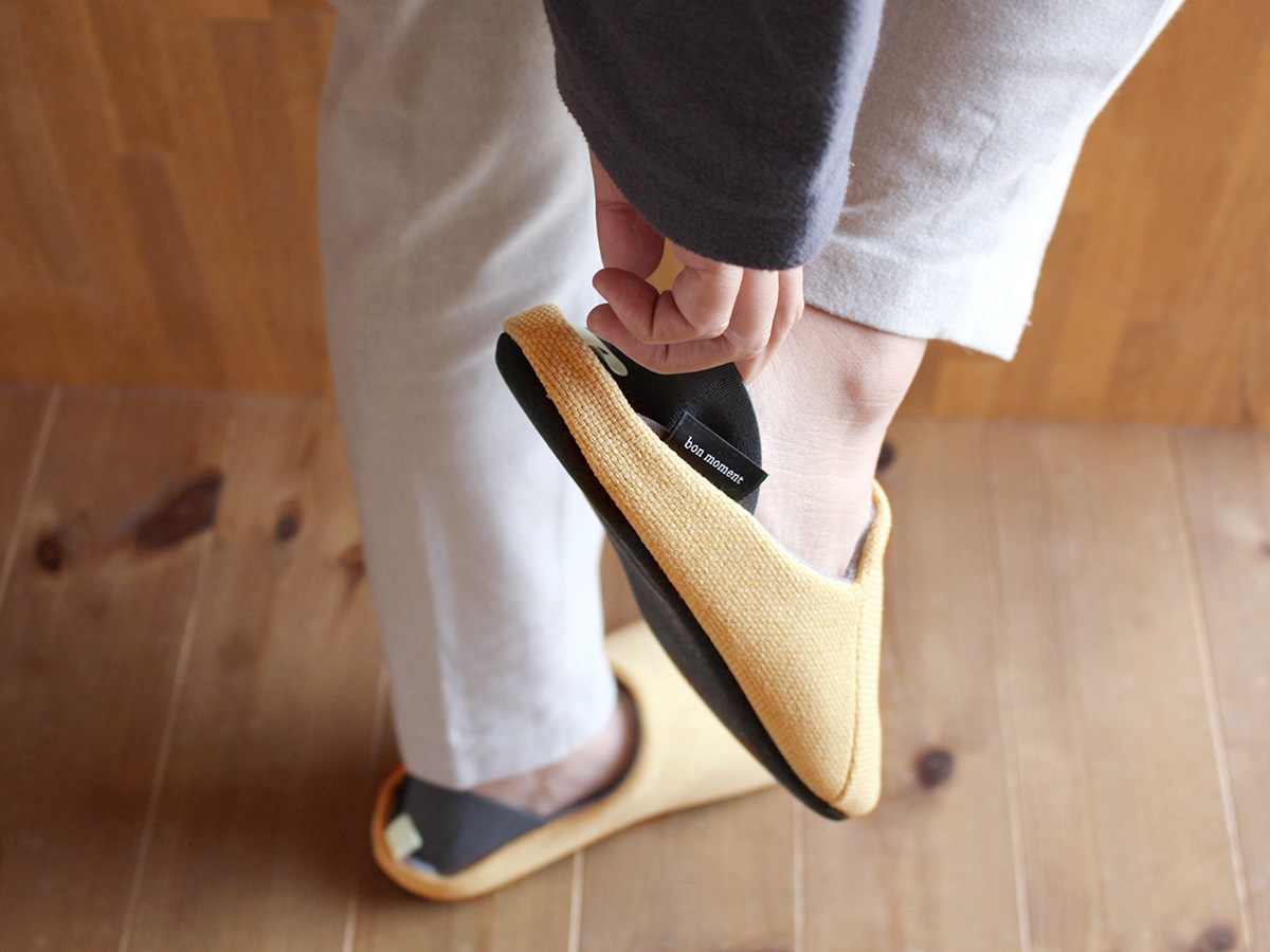 釘やガラスを踏んでも大丈夫。イザという時の安心に、普段使いの「防災スリッパ」