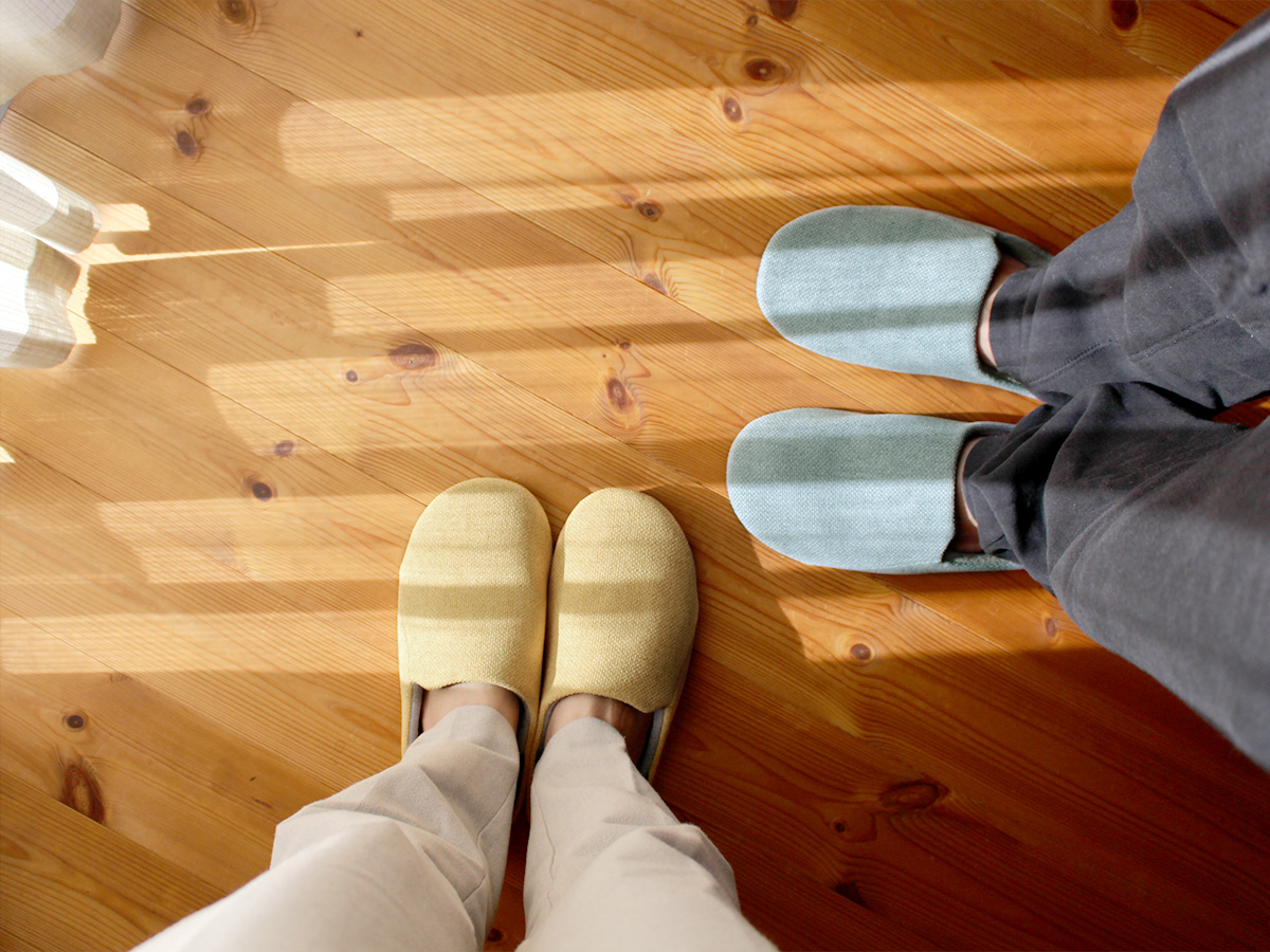 釘やガラスを踏んでも大丈夫。イザという時の安心に、普段使いの「防災スリッパ」