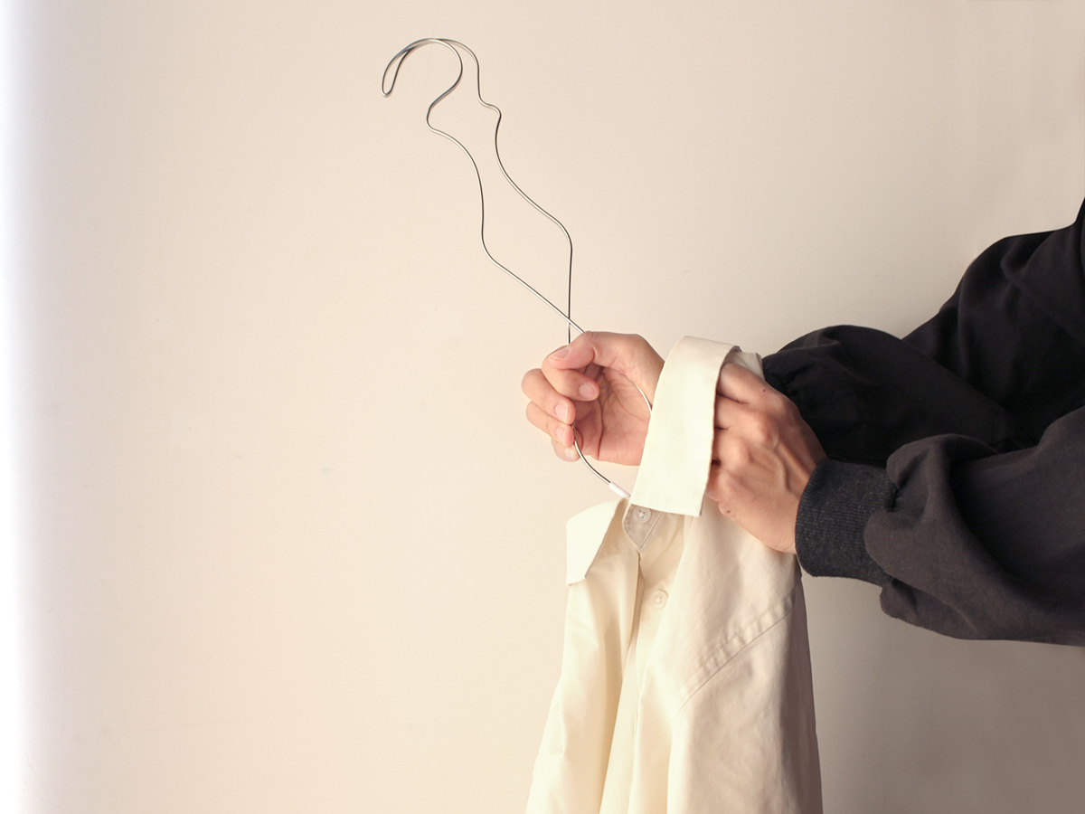 シャツの掛ける・外すがラックラク！「握ってスルン」のグーパーハンガーで時短家事