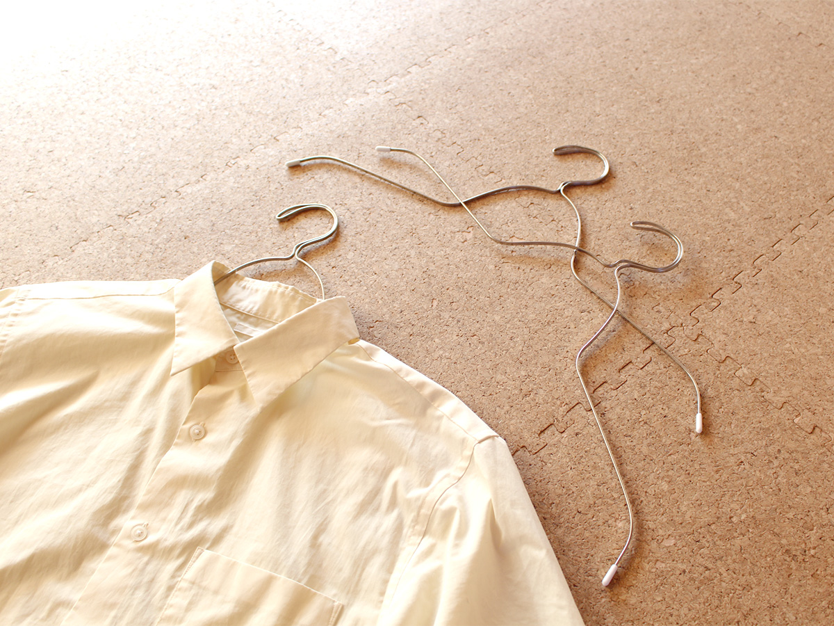 シャツの掛ける・外すがラックラク！「握ってスルン」のグーパーハンガーで時短家事