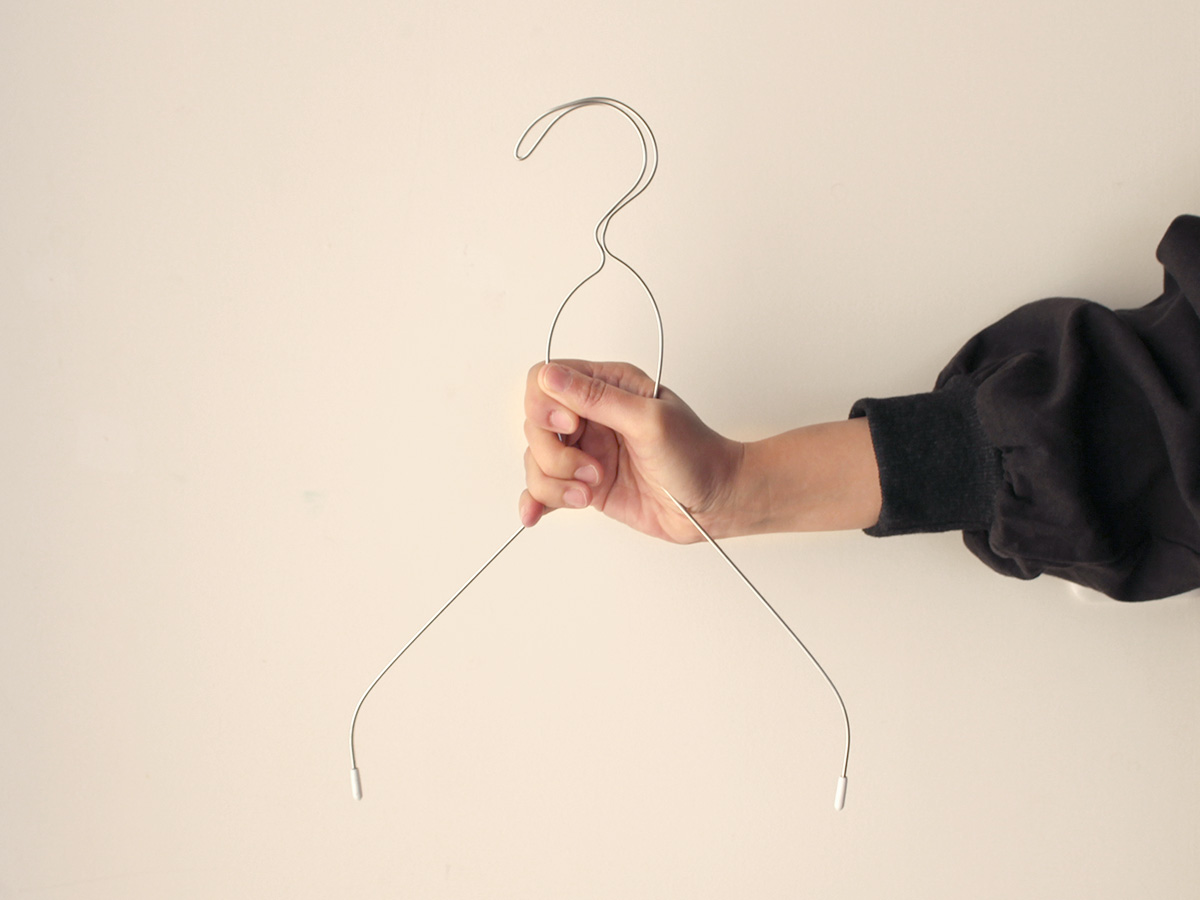 シャツの掛ける・外すがラックラク！「握ってスルン」のグーパーハンガーで時短家事
