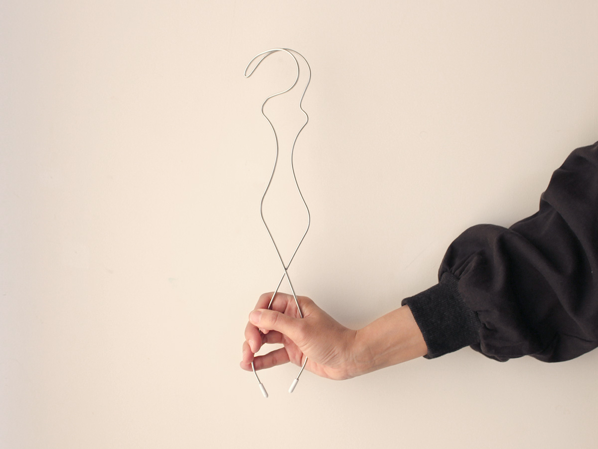 シャツの掛ける・外すがラックラク！「握ってスルン」のグーパーハンガーで時短家事