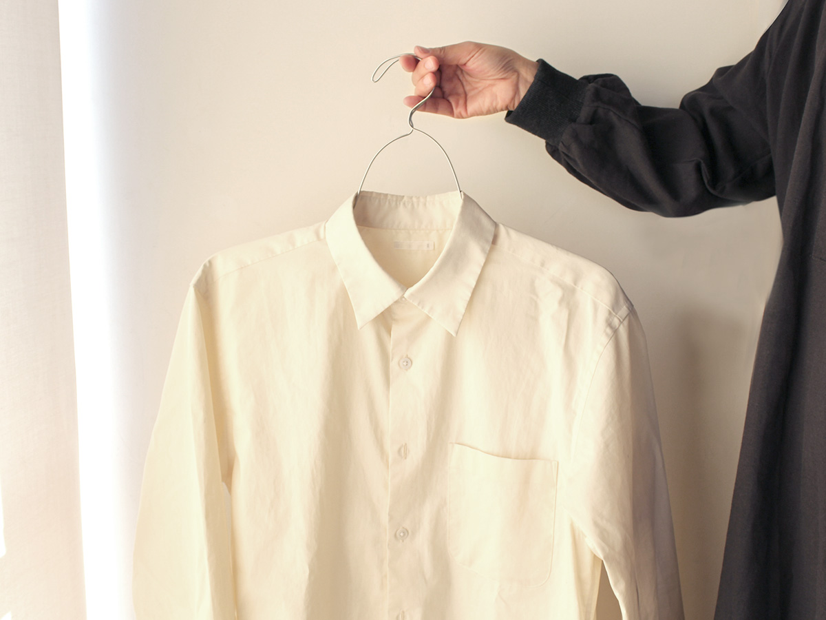 シャツの掛ける・外すがラックラク！「握ってスルン」のグーパーハンガーで時短家事
