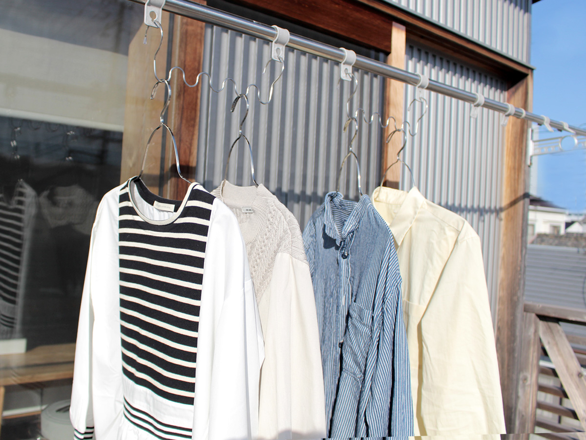 シャツの掛ける・外すがラックラク！「握ってスルン」のグーパーハンガーで時短家事