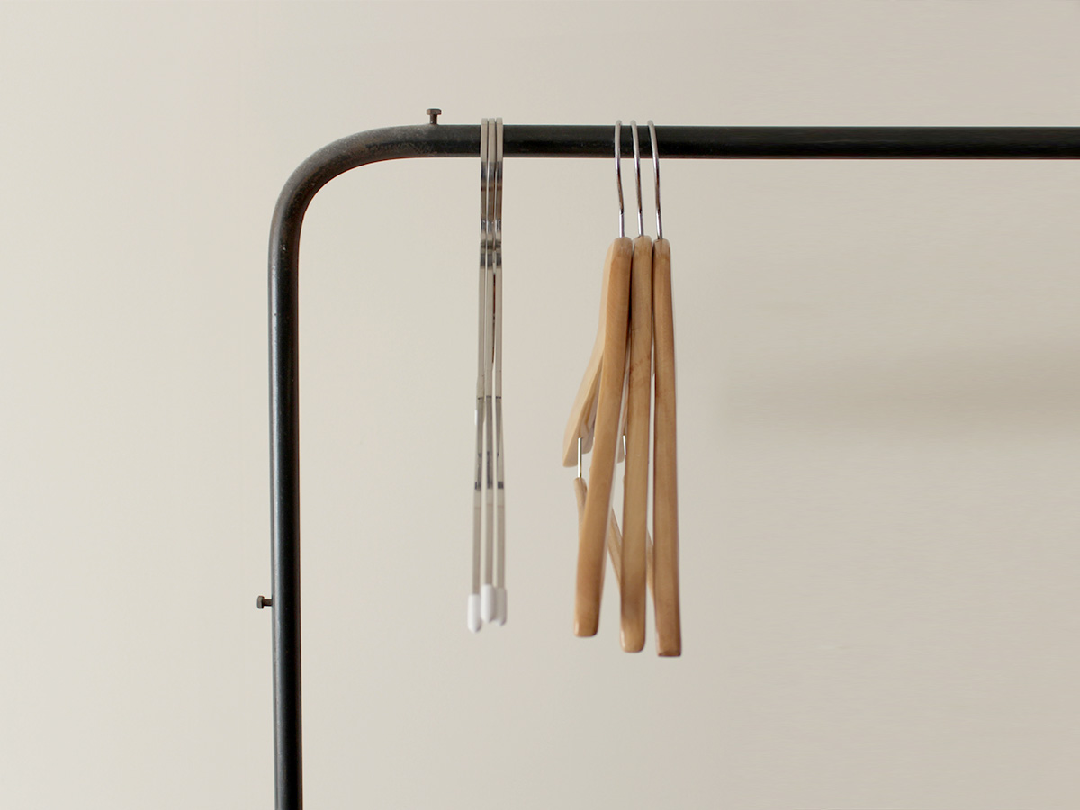 シャツの掛ける・外すがラックラク！「握ってスルン」のグーパーハンガーで時短家事