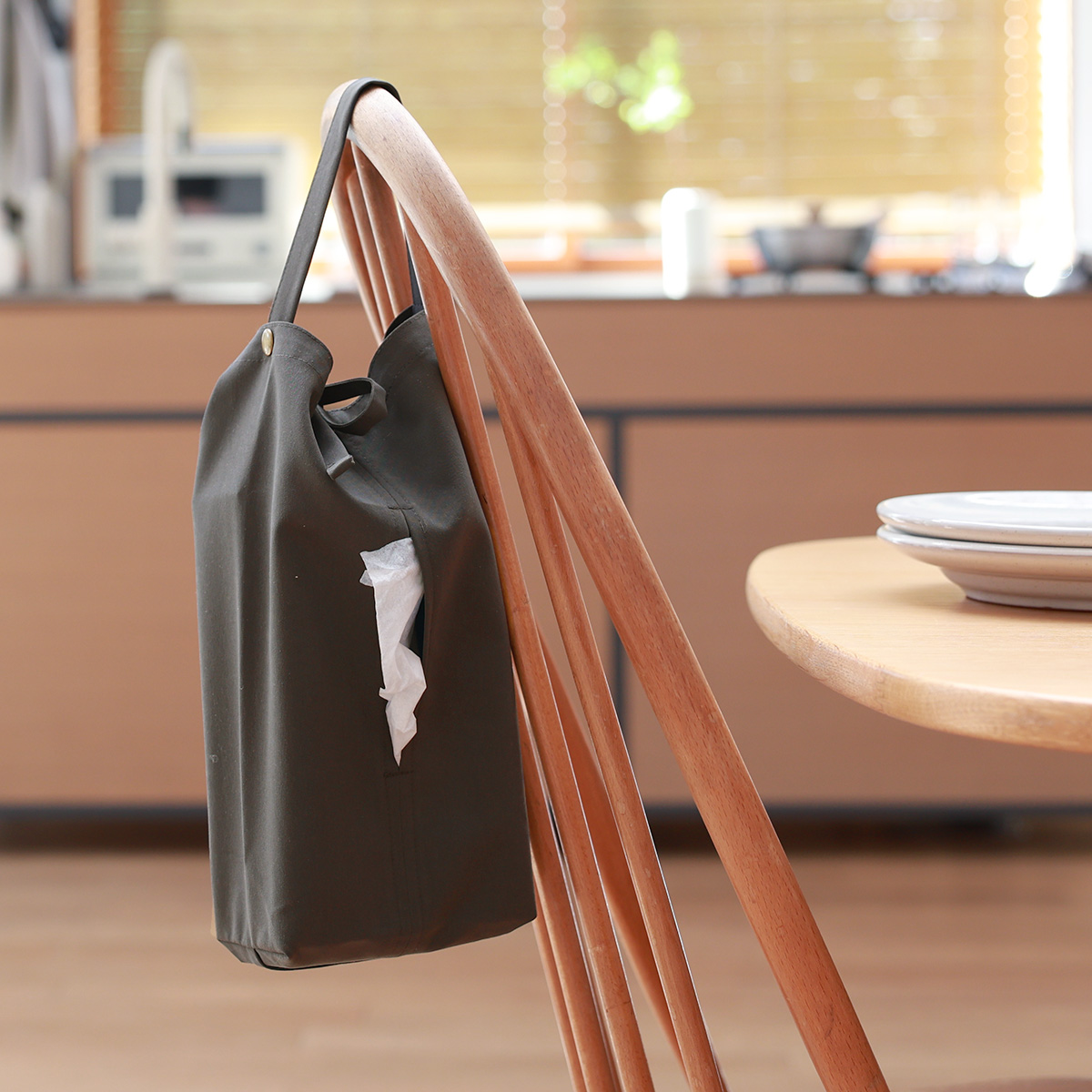 ティッシュまる見えから卒業。「吊るせるティッシュケース」を鼻炎持ちスタッフ3名がお家に迎えてみた