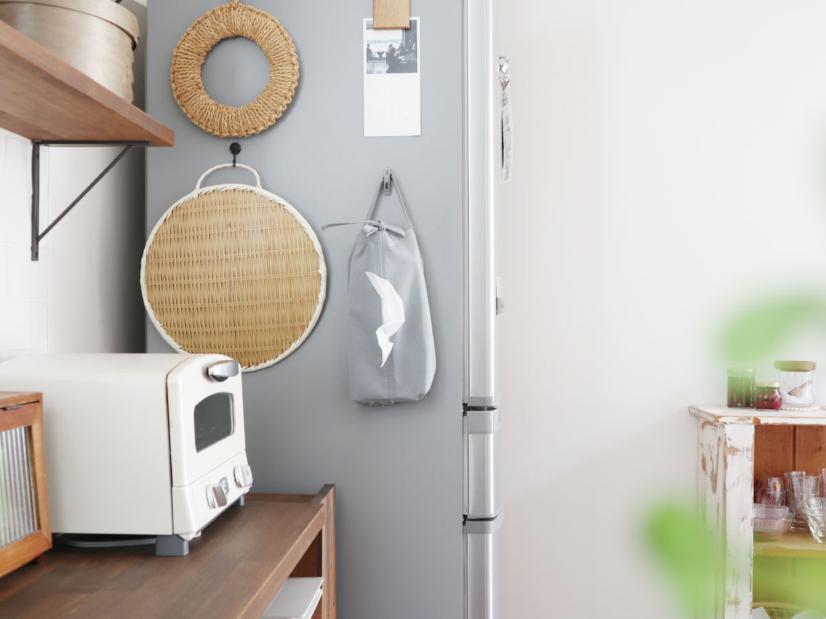 ティッシュまる見えから卒業。「吊るせるティッシュケース」を鼻炎持ちスタッフ3名がお家に迎えてみた