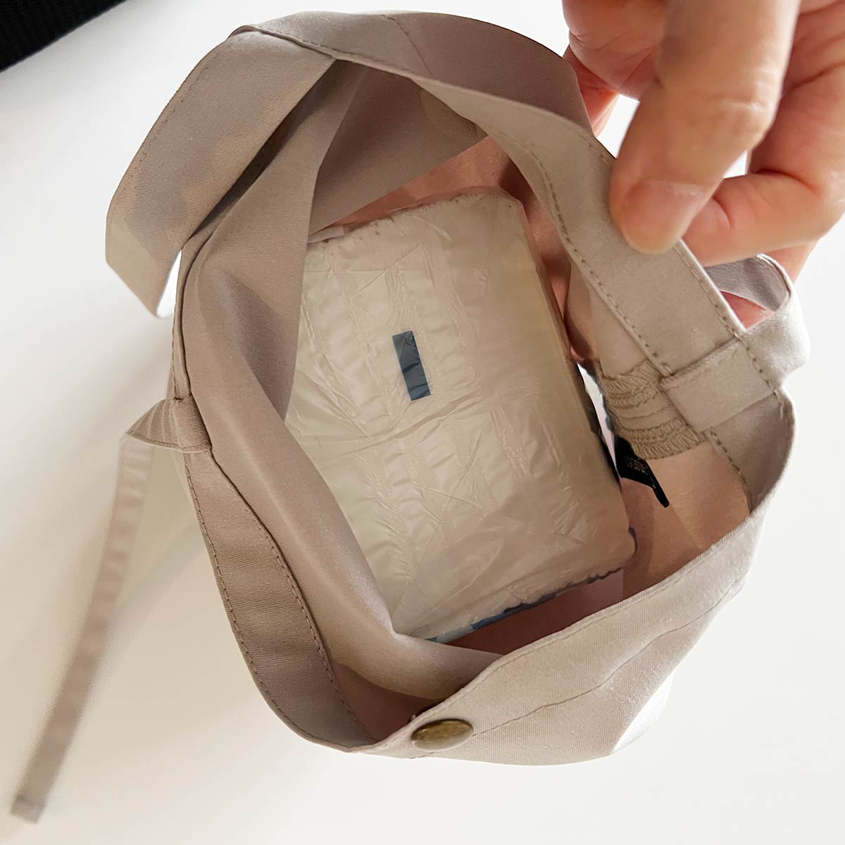 ティッシュまる見えから卒業。「吊るせるティッシュケース」を鼻炎持ちスタッフ3名がお家に迎えてみた