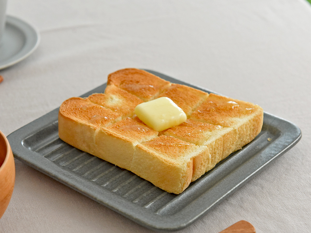 「パン専用なんて贅沢じゃない？」そんなスタッフも心変わりしたトースト皿の実力とは！スタッフ3名の使用レポをお届け