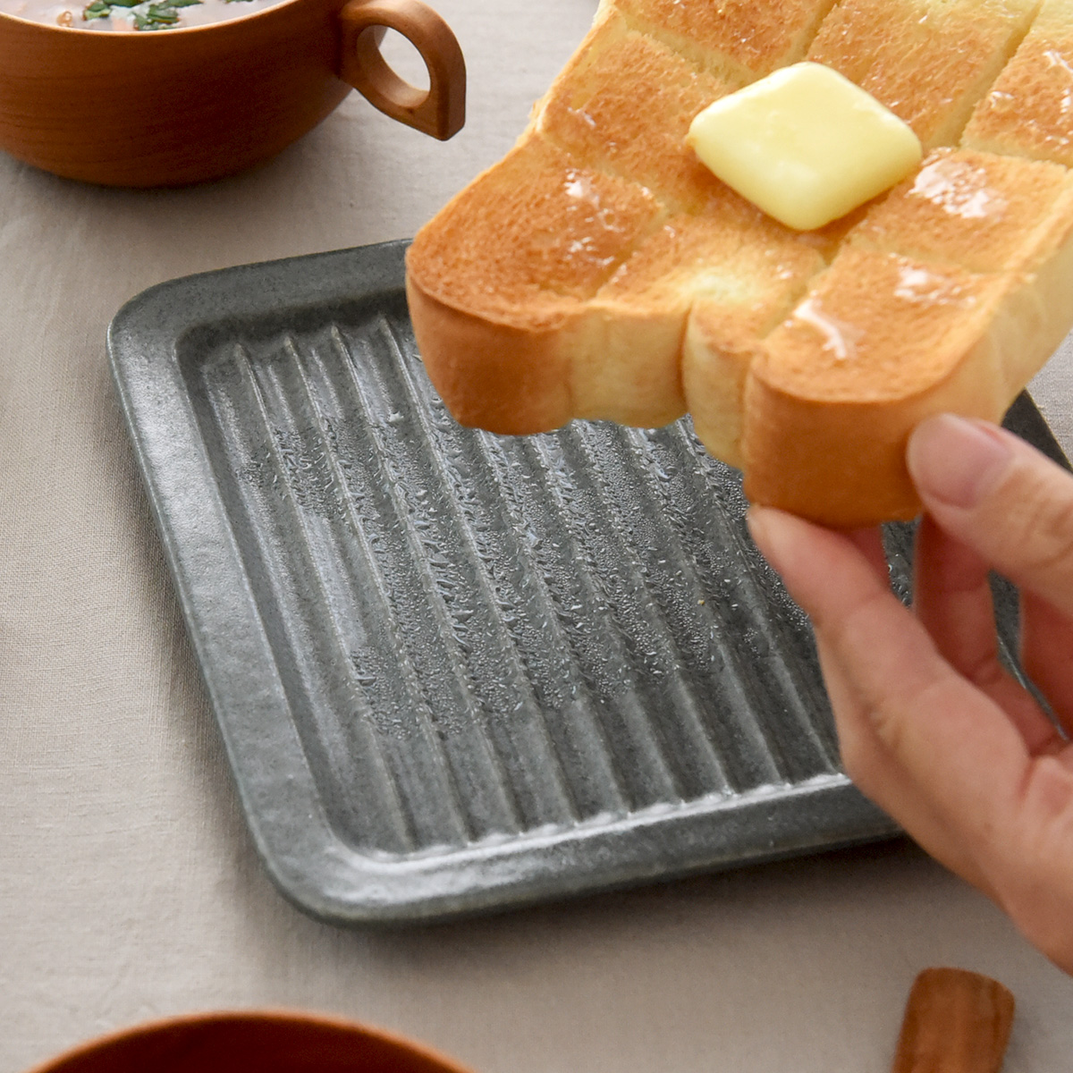 「パン専用なんて贅沢じゃない？」そんなスタッフも心変わりしたトースト皿の実力とは！スタッフ3名の使用レポをお届け