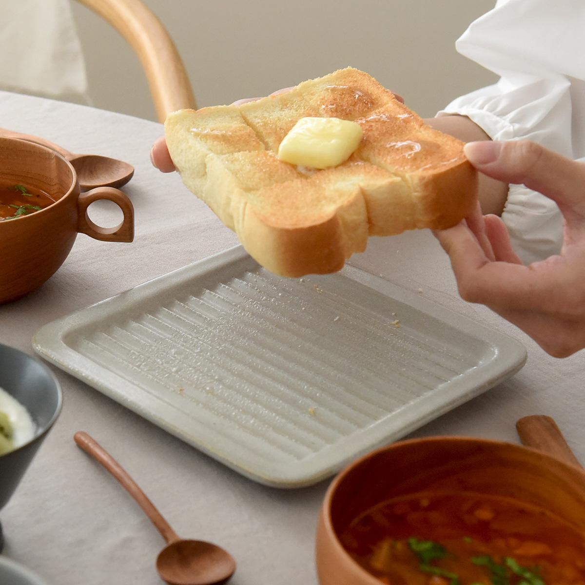 「パン専用なんて贅沢じゃない？」そんなスタッフも心変わりしたトースト皿の実力とは！スタッフ3名の使用レポをお届け