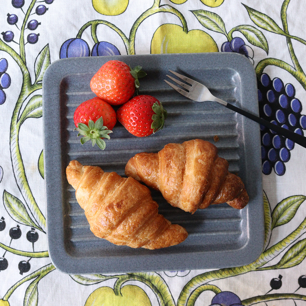 「パン専用なんて贅沢じゃない？」そんなスタッフも心変わりしたトースト皿の実力とは！スタッフ3名の使用レポをお届け