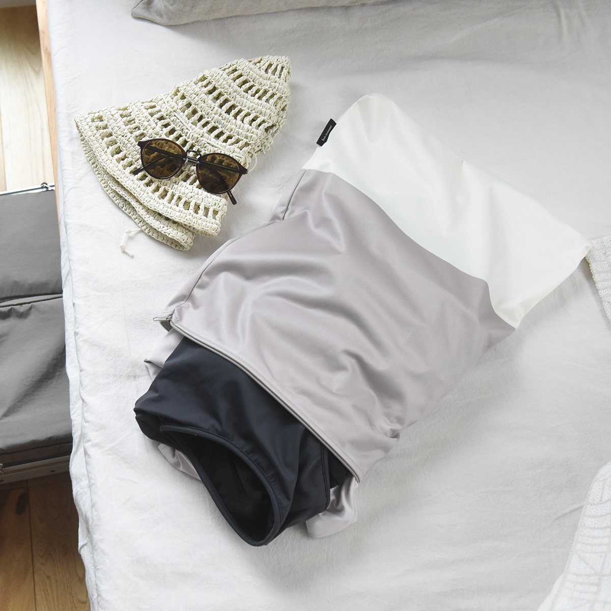 どうして「防水ポーチ」は人気なの？その理由がわかる、愛用スタッフの使用レポをご紹介！