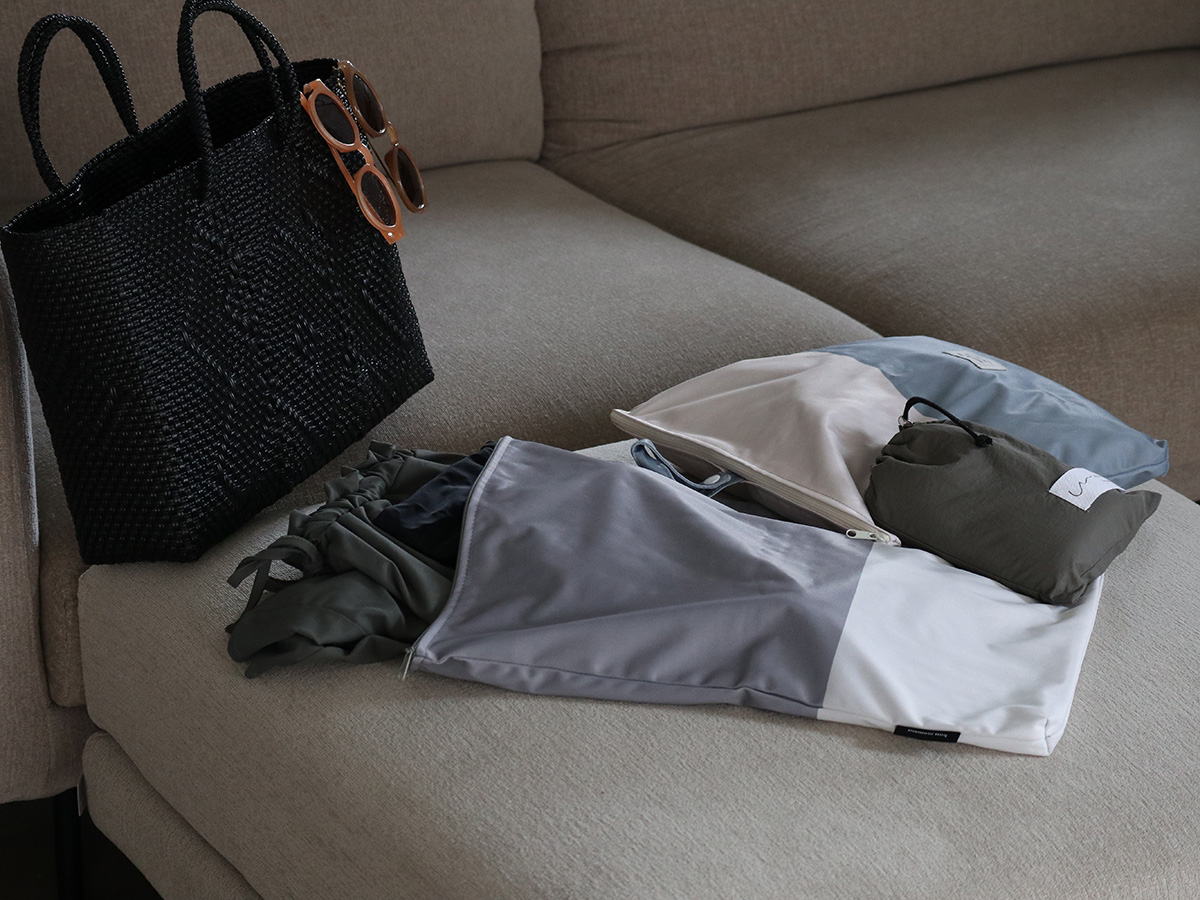 どうして「防水ポーチ」は人気なの？その理由がわかる、愛用スタッフの使用レポをご紹介！