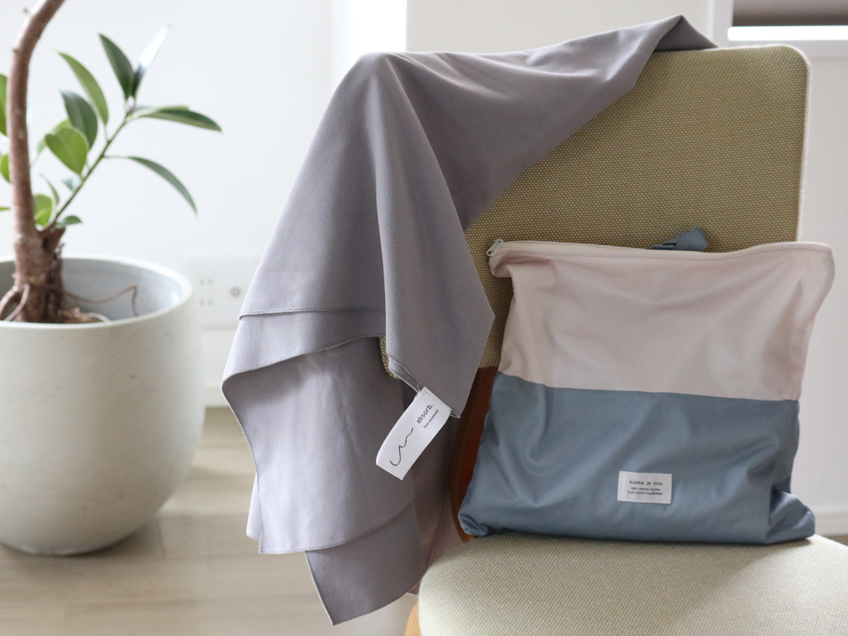 どうして「防水ポーチ」は人気なの？その理由がわかる、愛用スタッフの使用レポをご紹介！