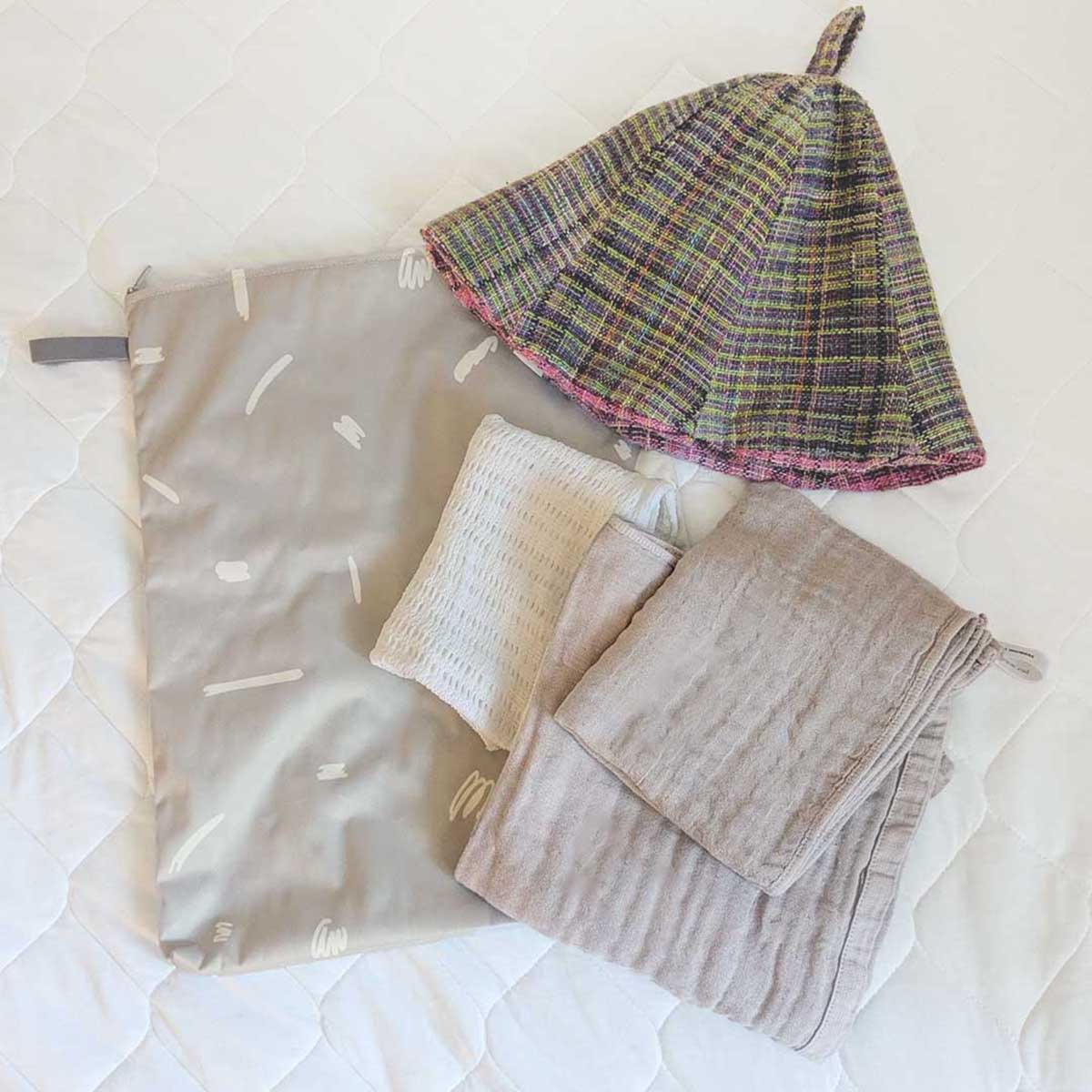 どうして「防水ポーチ」は人気なの？その理由がわかる、愛用スタッフの使用レポをご紹介！