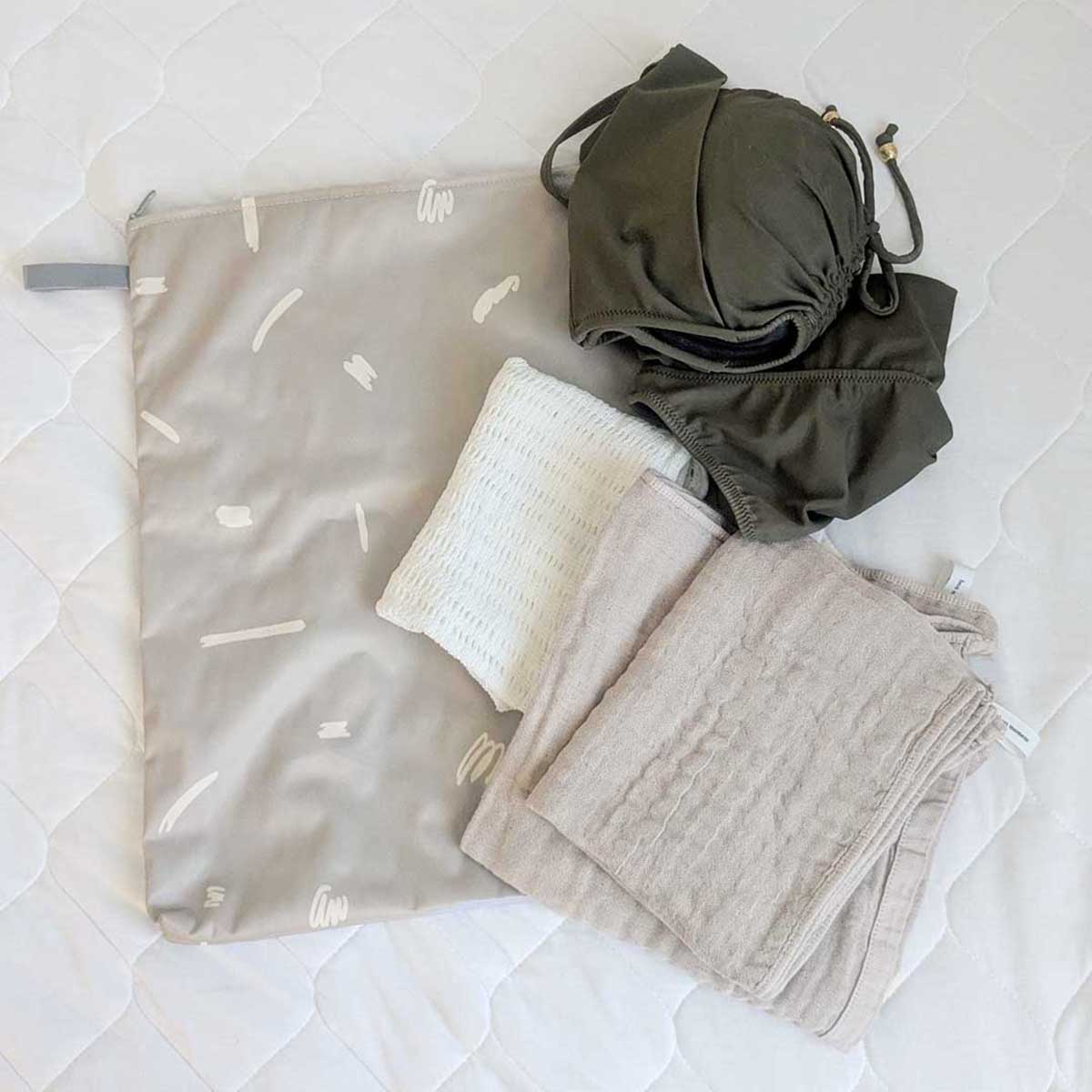 どうして「防水ポーチ」は人気なの？その理由がわかる、愛用スタッフの使用レポをご紹介！