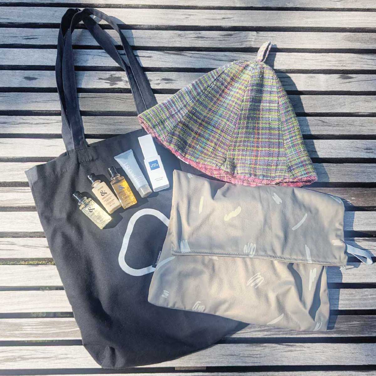 どうして「防水ポーチ」は人気なの？その理由がわかる、愛用スタッフの使用レポをご紹介！