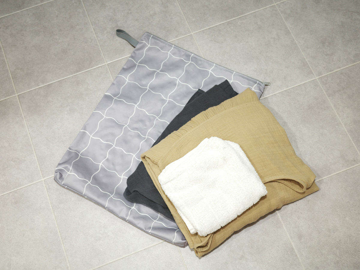 どうして「防水ポーチ」は人気なの？その理由がわかる、愛用スタッフの使用レポをご紹介！