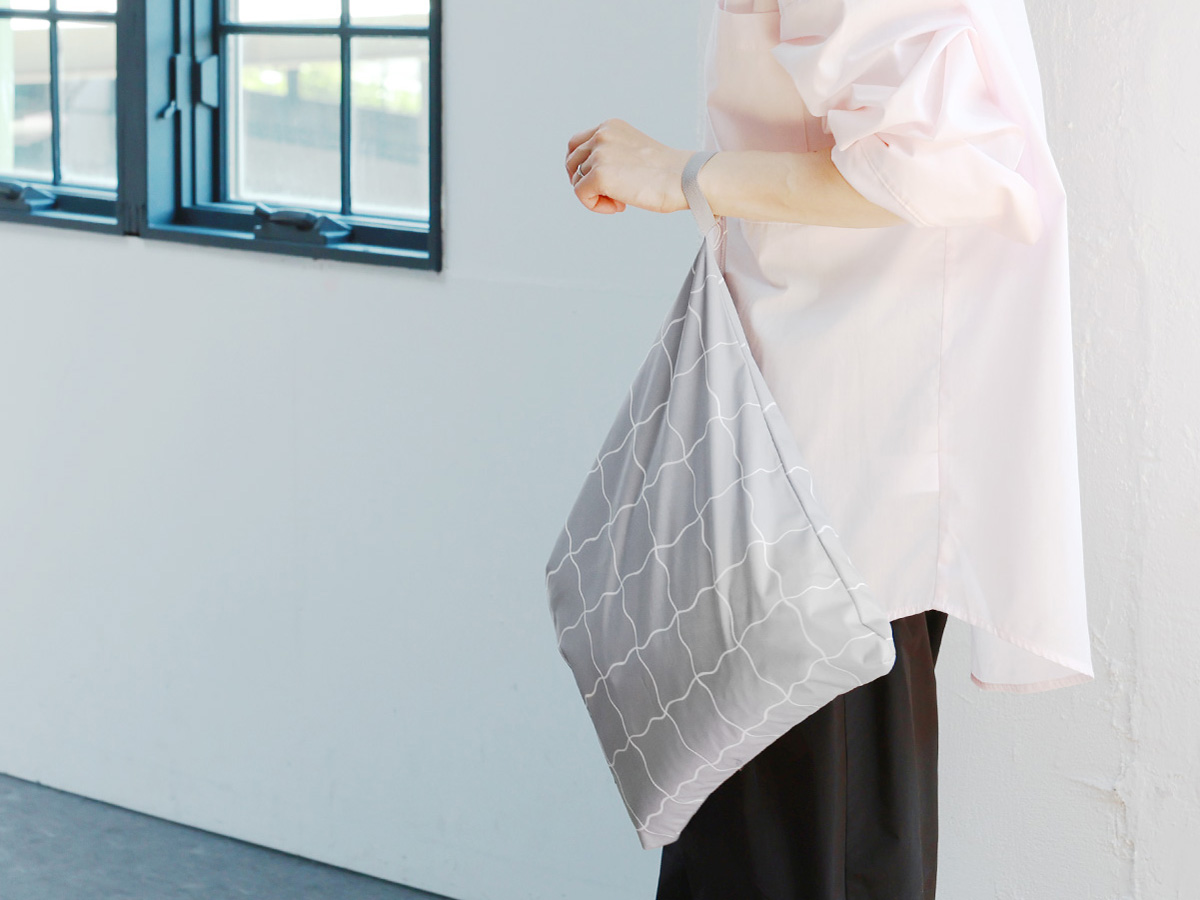 どうして「防水ポーチ」は人気なの？その理由がわかる、愛用スタッフの使用レポをご紹介！