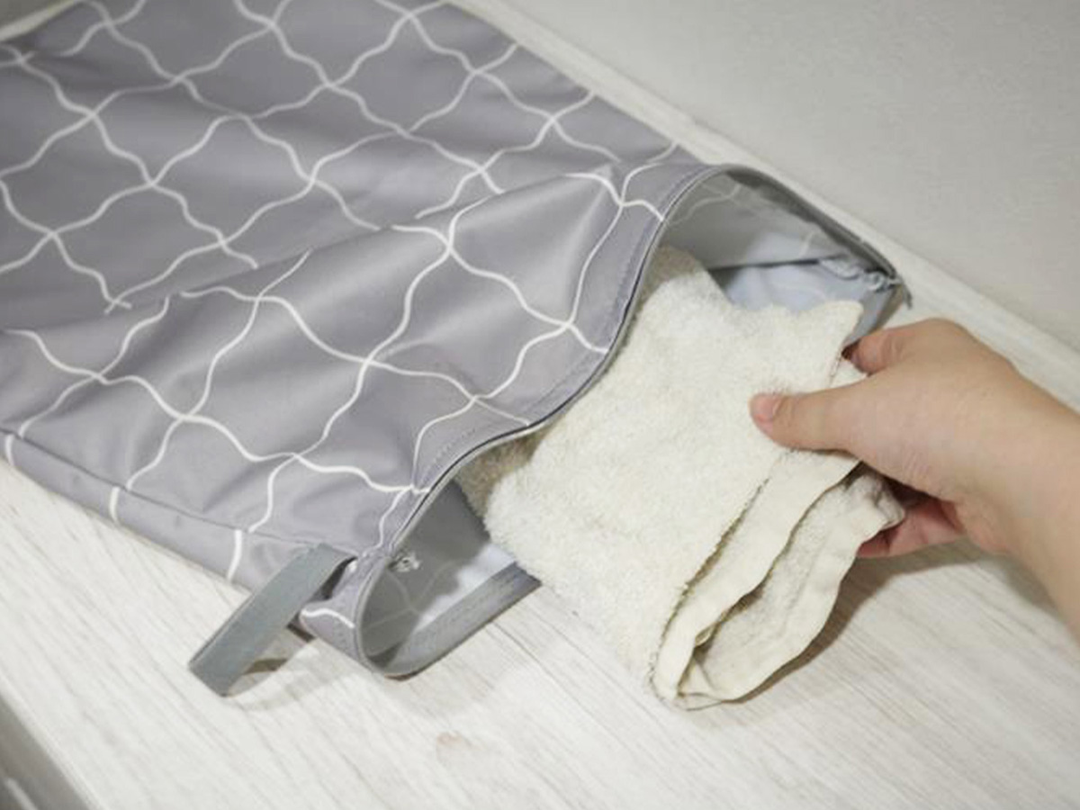 どうして「防水ポーチ」は人気なの？その理由がわかる、愛用スタッフの使用レポをご紹介！