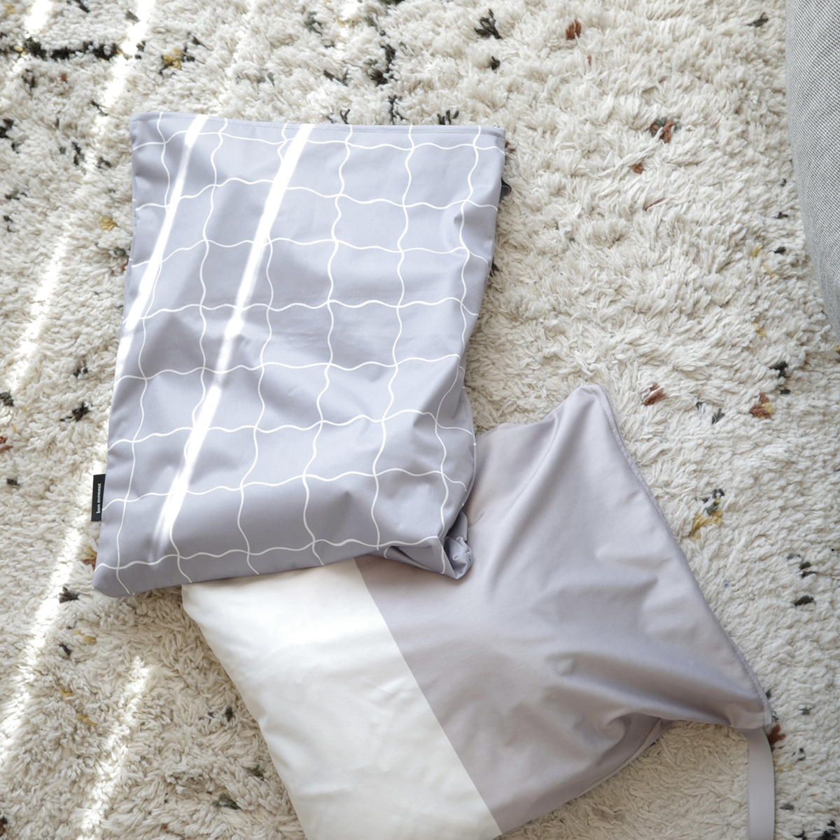 どうして「防水ポーチ」は人気なの？その理由がわかる、愛用スタッフの使用レポをご紹介！