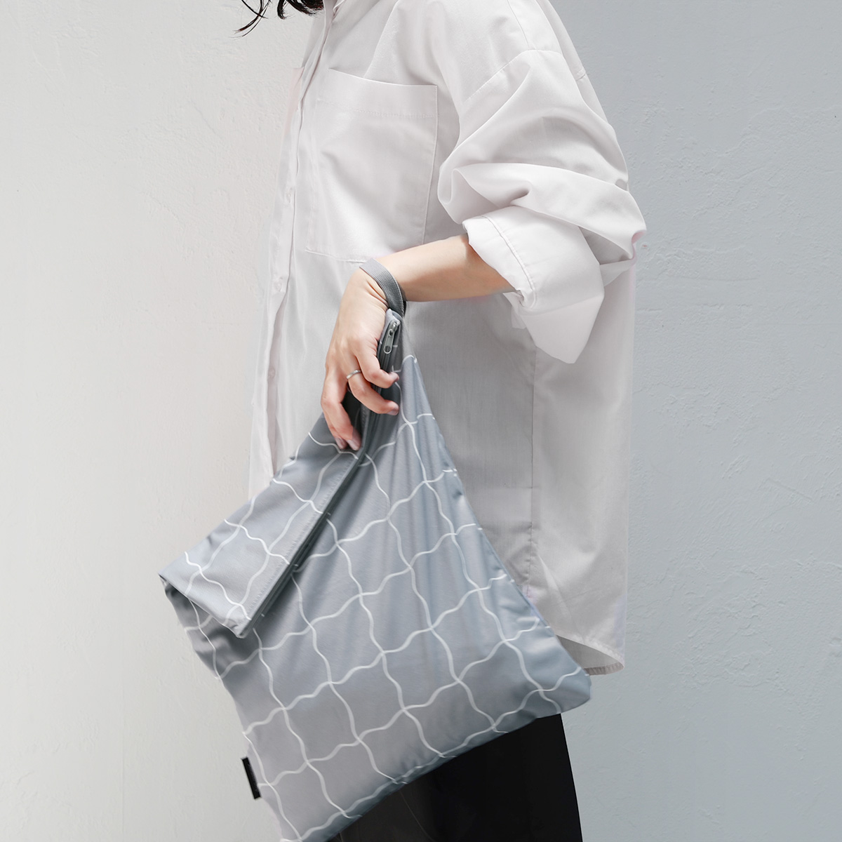 どうして「防水ポーチ」は人気なの？その理由がわかる、愛用スタッフの使用レポをご紹介！