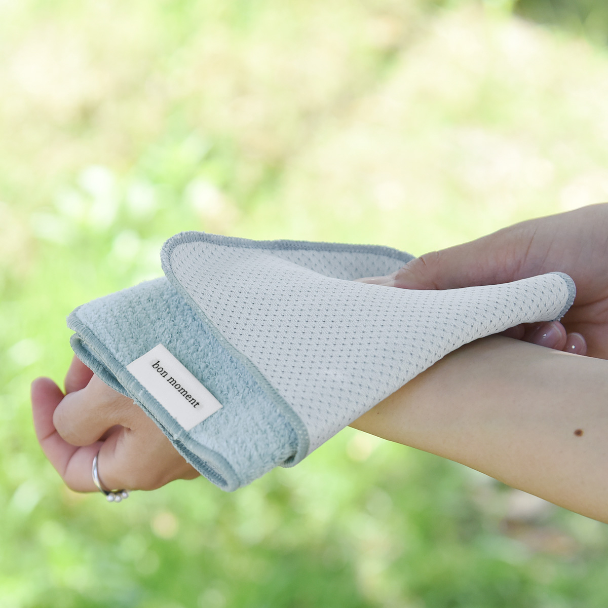 今こそ「冷感タオルハンカチ」拭くたび涼感、濡らせばもっとクール！愛用スタッフの、“こんな時に便利”レポート