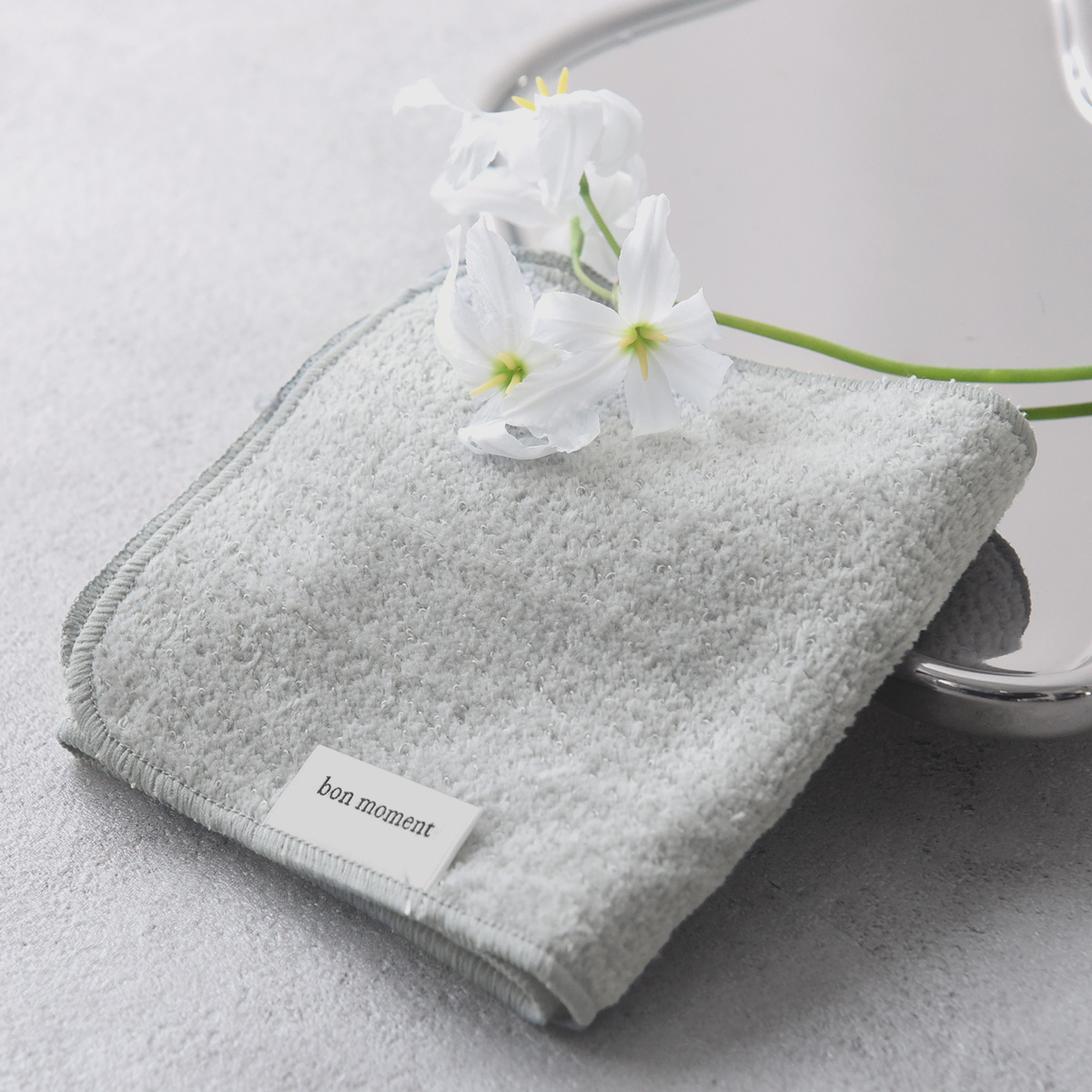 今こそ「冷感タオルハンカチ」拭くたび涼感、濡らせばもっとクール！愛用スタッフの、“こんな時に便利”レポート