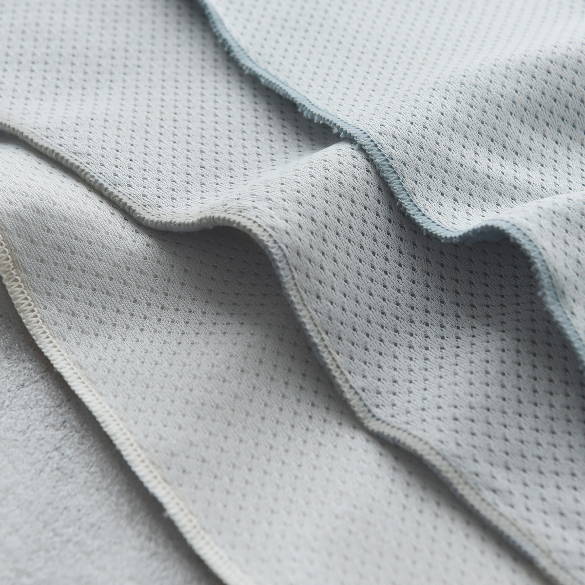 今こそ「冷感タオルハンカチ」拭くたび涼感、濡らせばもっとクール！愛用スタッフの、“こんな時に便利”レポート