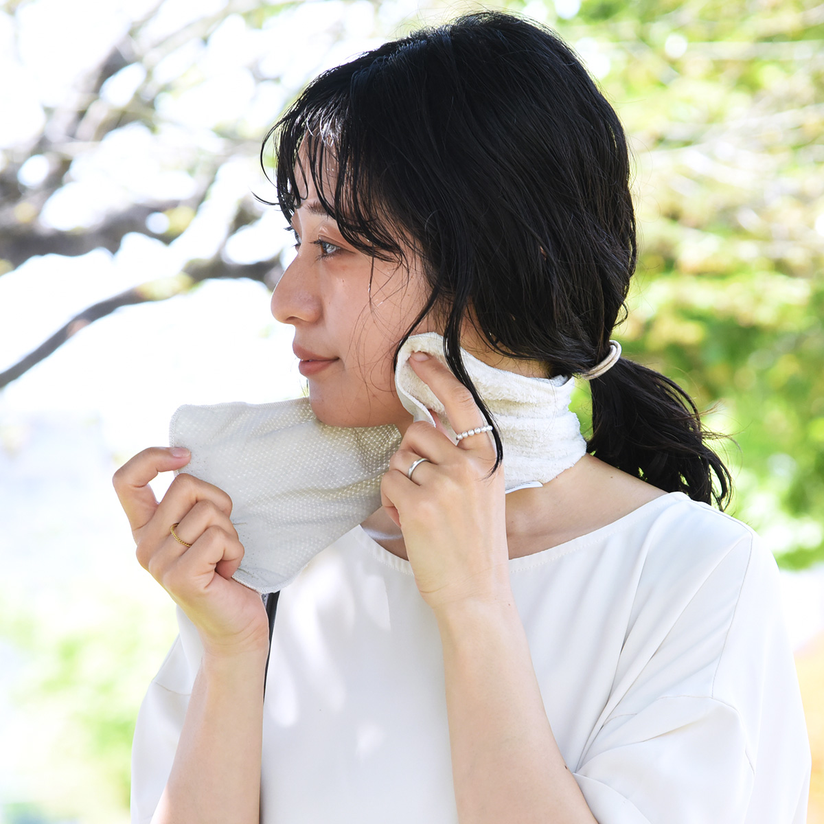 今こそ「冷感タオルハンカチ」拭くたび涼感、濡らせばもっとクール！愛用スタッフの、“こんな時に便利”レポート