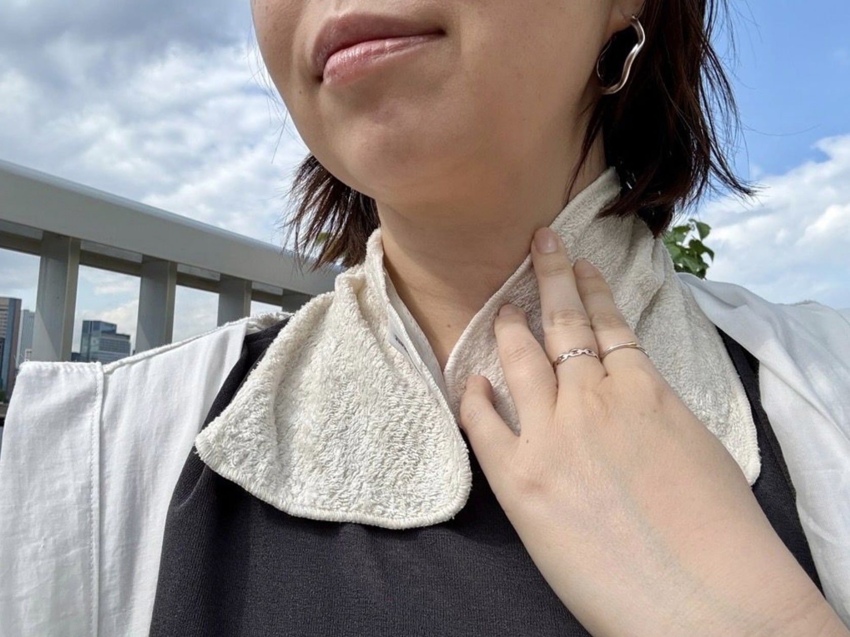 今こそ「冷感タオルハンカチ」拭くたび涼感、濡らせばもっとクール！愛用スタッフの、“こんな時に便利”レポート