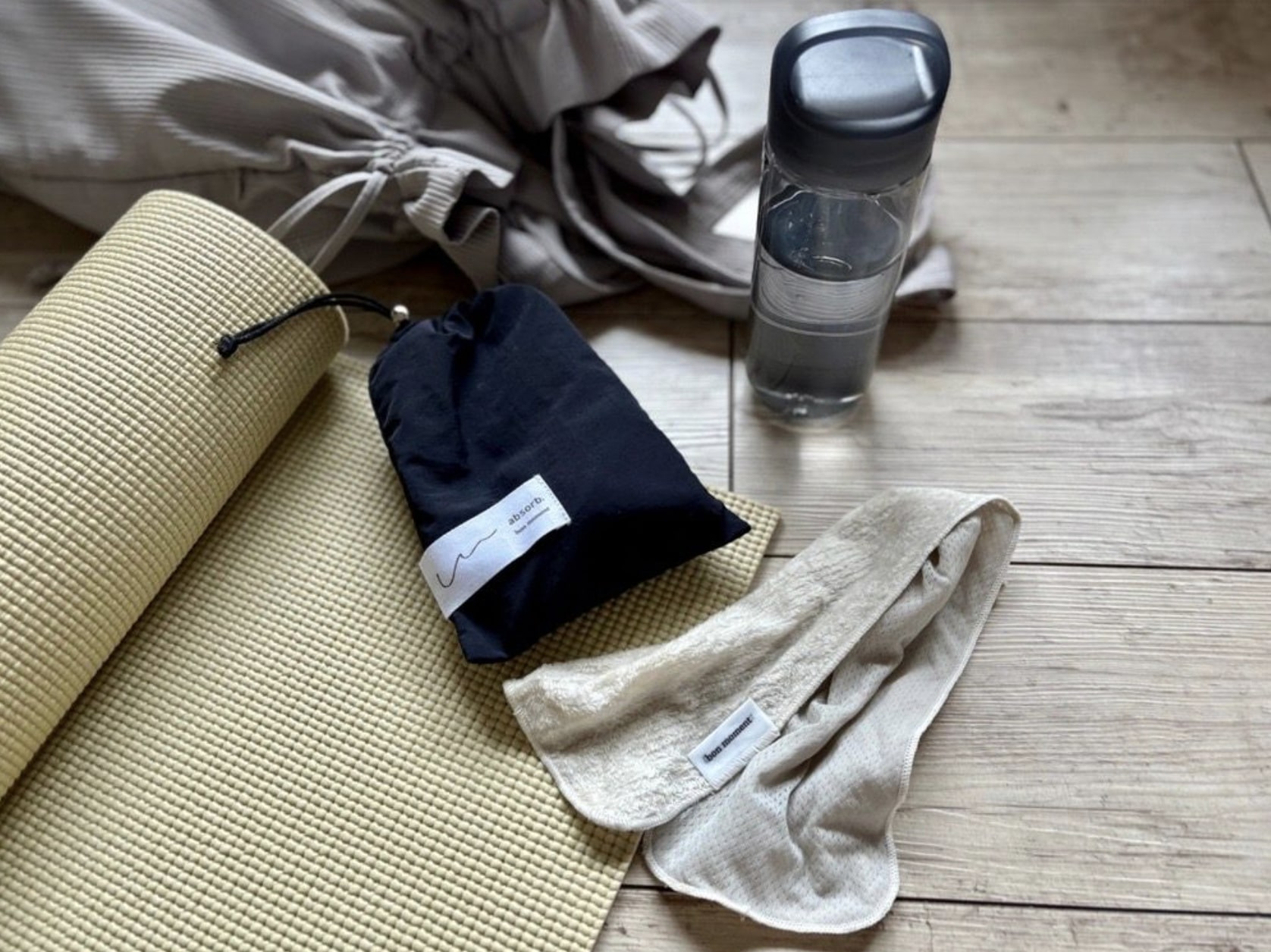 今こそ「冷感タオルハンカチ」拭くたび涼感、濡らせばもっとクール！愛用スタッフの、“こんな時に便利”レポート