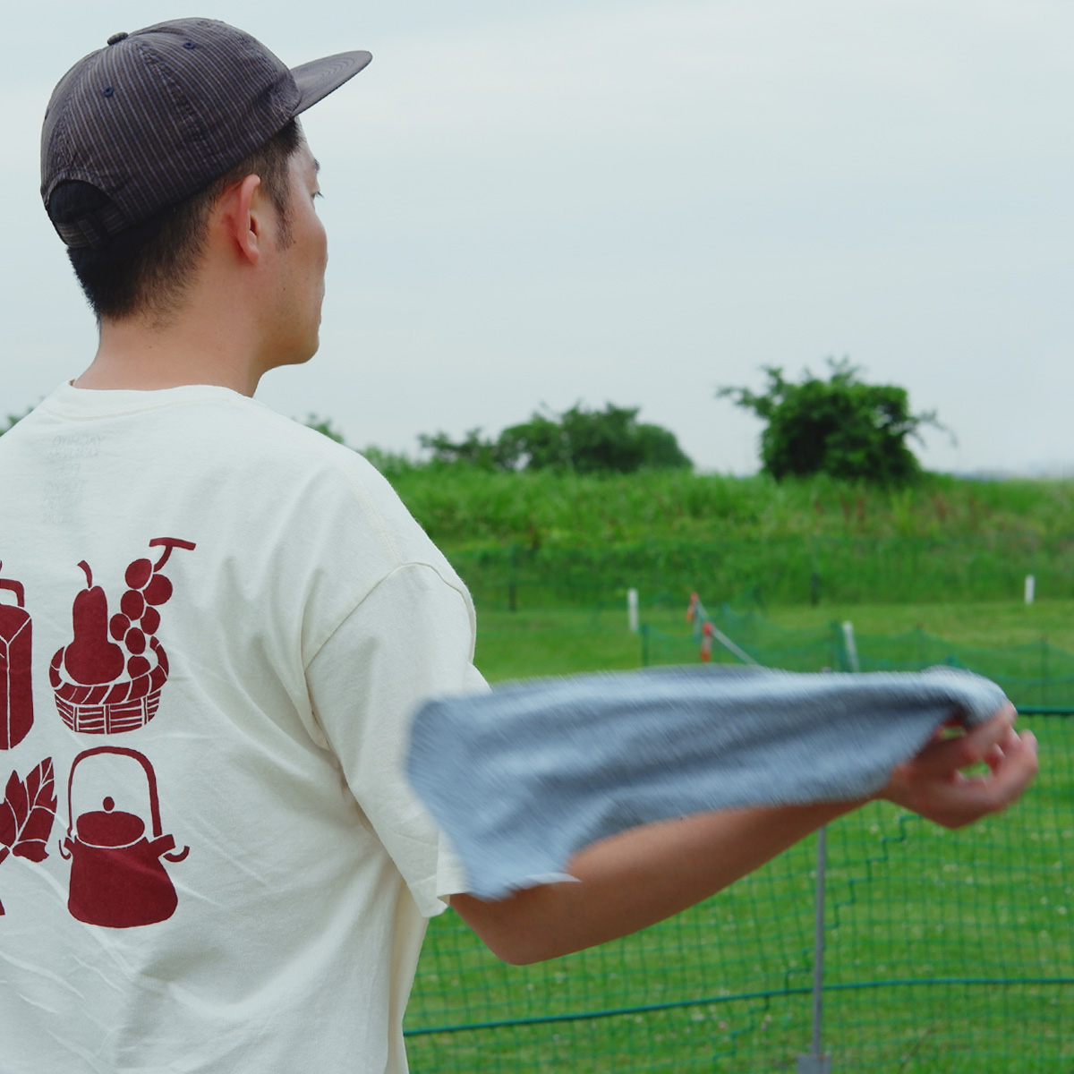 今こそ「冷感タオルハンカチ」拭くたび涼感、濡らせばもっとクール！愛用スタッフの、“こんな時に便利”レポート