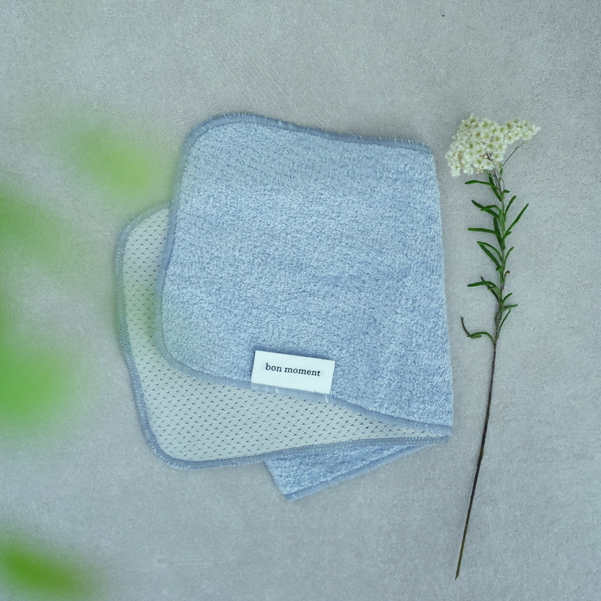 今こそ「冷感タオルハンカチ」拭くたび涼感、濡らせばもっとクール！愛用スタッフの、“こんな時に便利”レポート