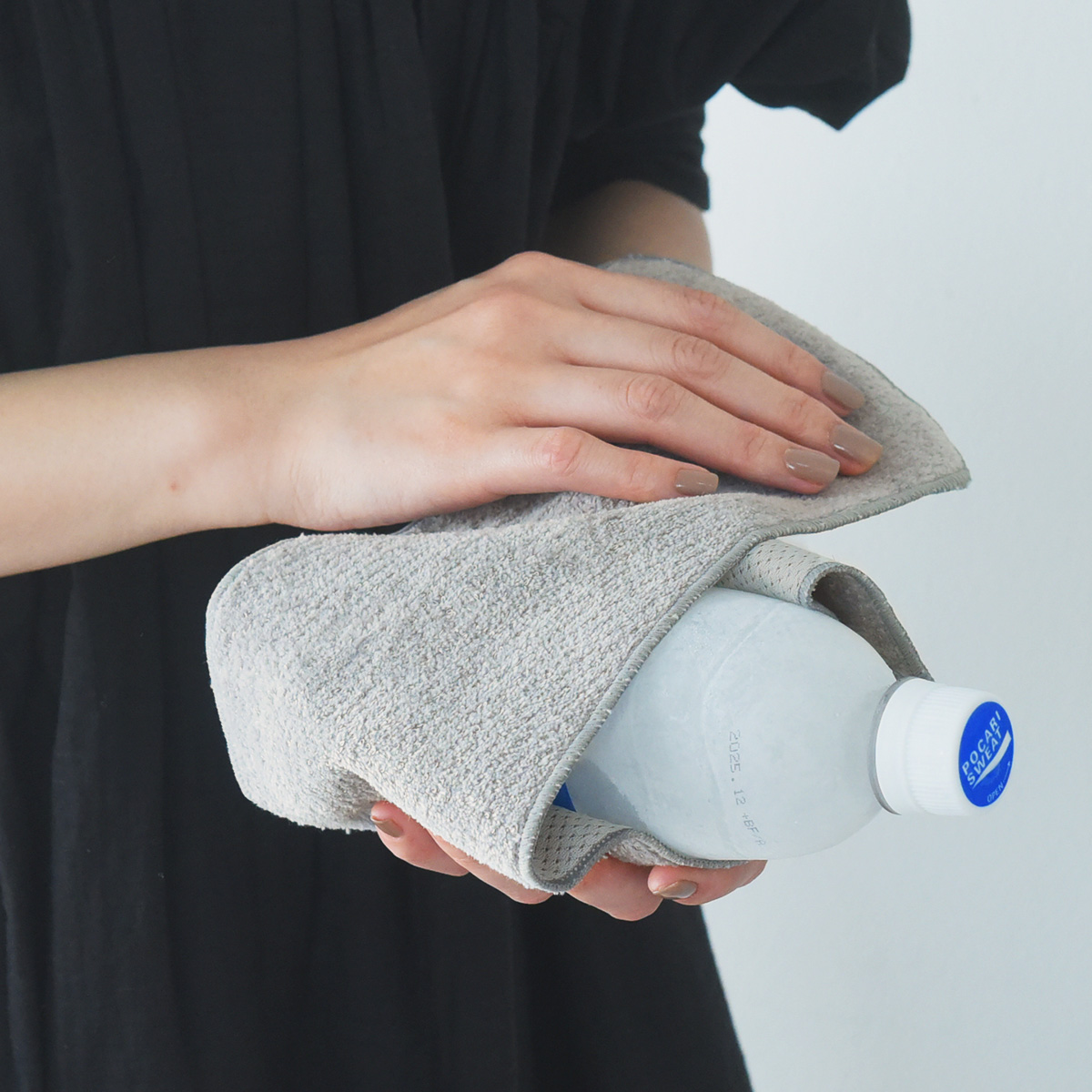今こそ「冷感タオルハンカチ」拭くたび涼感、濡らせばもっとクール！愛用スタッフの、“こんな時に便利”レポート