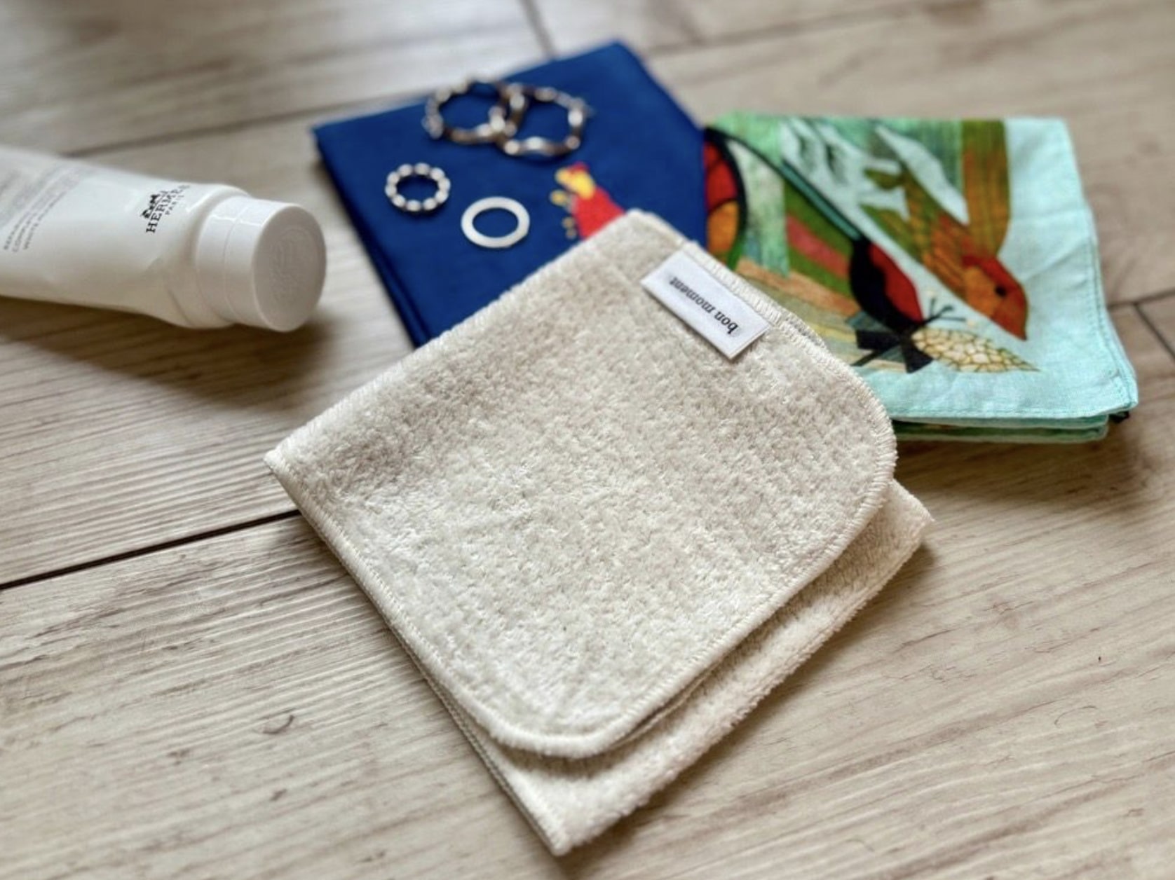 今こそ「冷感タオルハンカチ」拭くたび涼感、濡らせばもっとクール！愛用スタッフの、“こんな時に便利”レポート