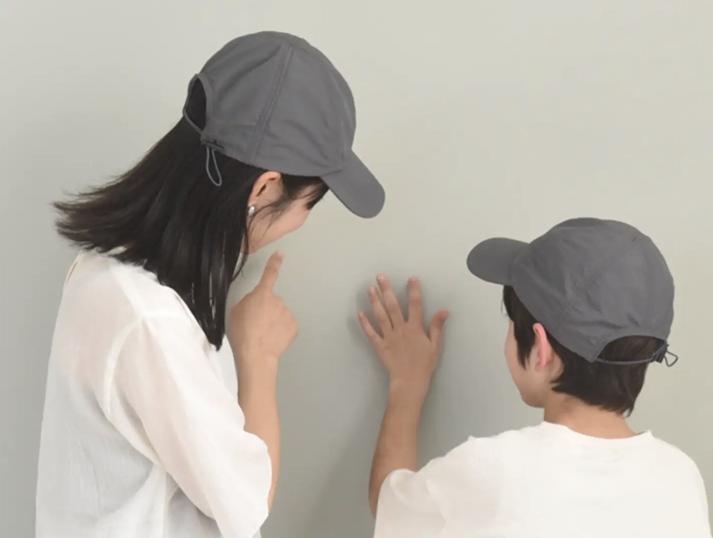 今こそ「キャップ」！姉妹ママ・仲良し親子の特権、後ろ姿がかわいすぎる、インスタグラマーさんのお揃いレポ