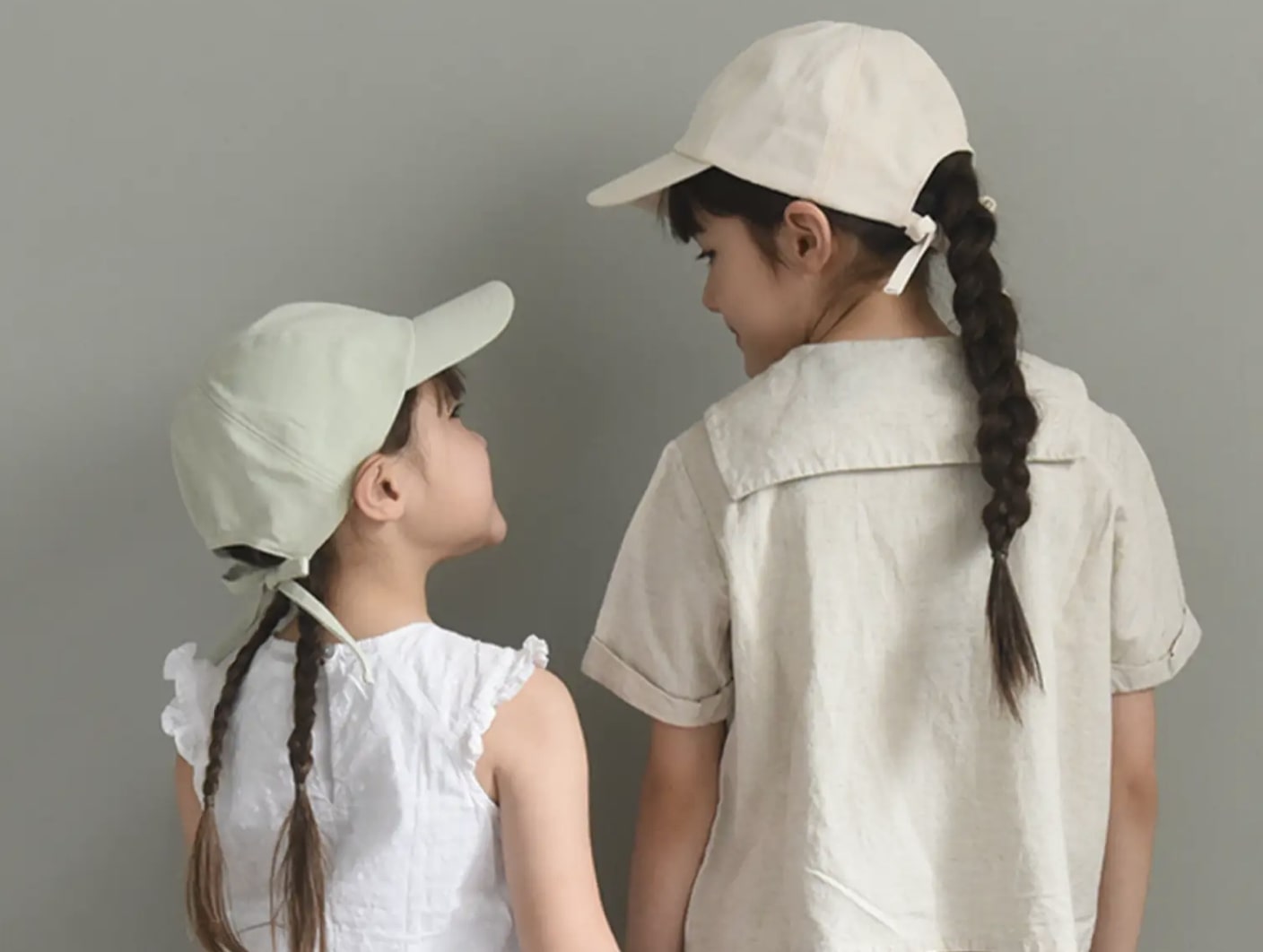 今こそ「キャップ」！姉妹ママ・仲良し親子の特権、後ろ姿がかわいすぎる、インスタグラマーさんのお揃いレポ