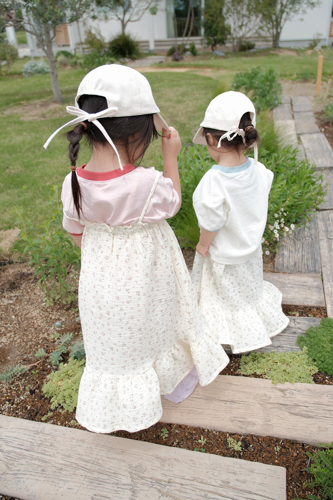 今こそ「キャップ」！姉妹ママ・仲良し親子の特権、後ろ姿がかわいすぎる、インスタグラマーさんのお揃いレポ