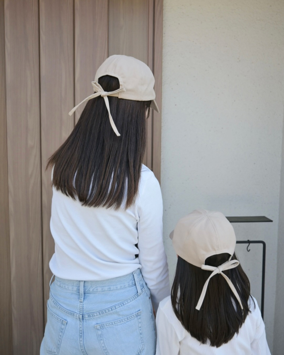 今こそ「キャップ」！姉妹ママ・仲良し親子の特権、後ろ姿がかわいすぎる、インスタグラマーさんのお揃いレポ