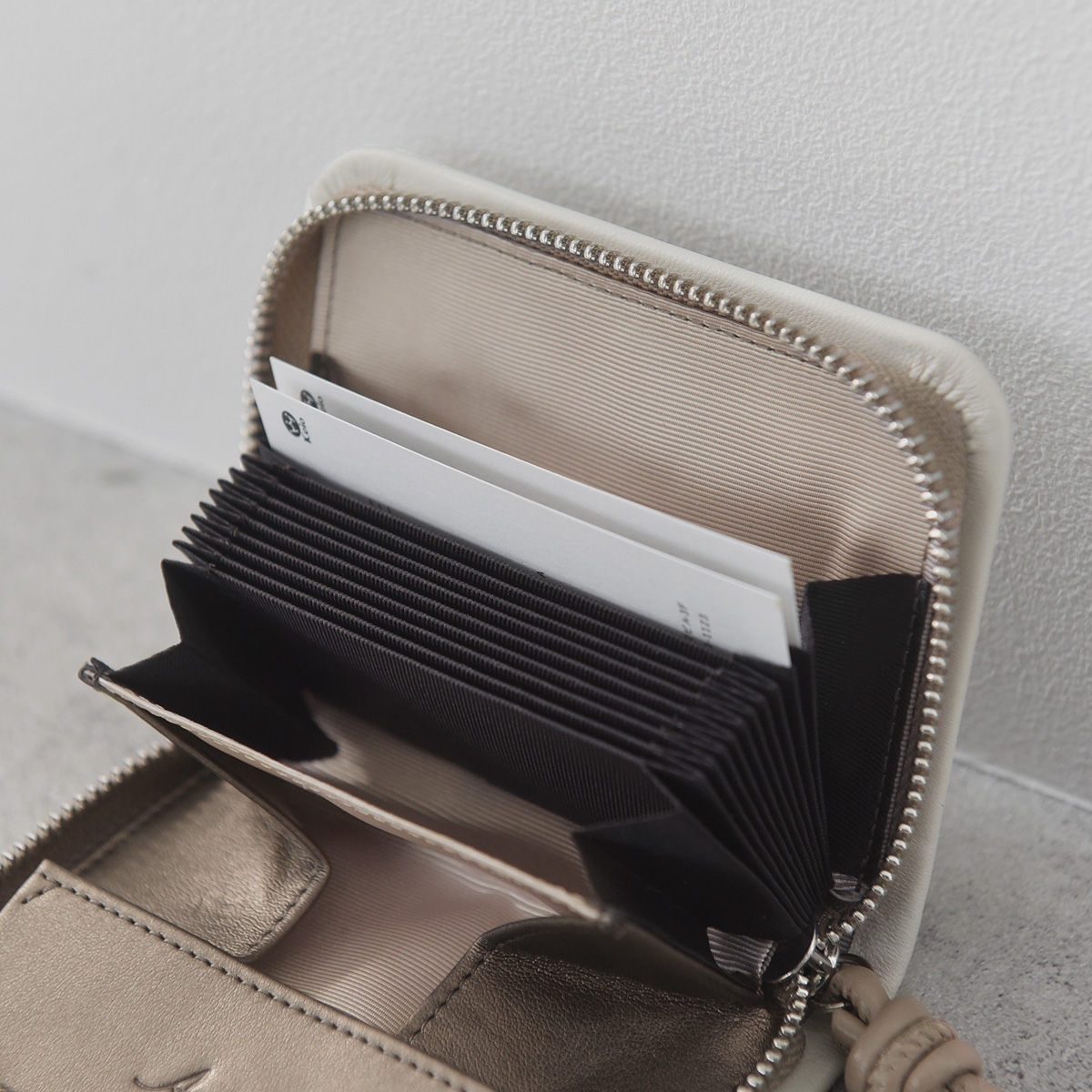 お財布買い換えの「決め手」は？スタッフ3名に聞いた、ラムレザーミニ財布の好きなとこ。