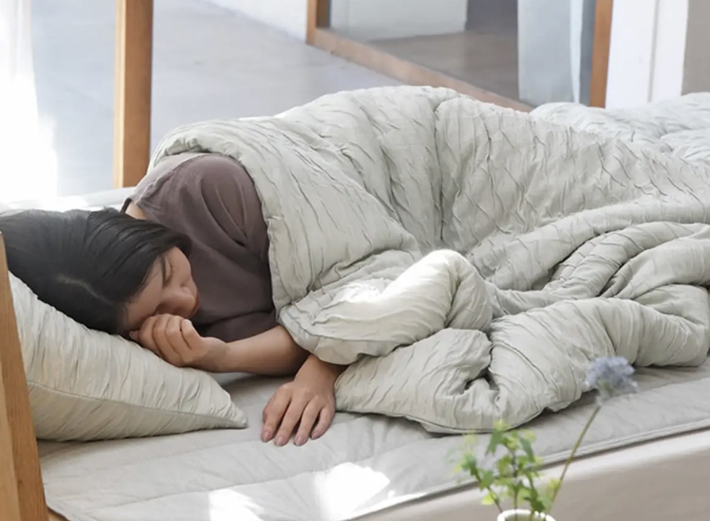 夏のベッドが避暑地に変身！ひんやりサラサラの「呼吸する寝具」でもっと涼しく心地よく【インスタグラマーさんのもの選び】