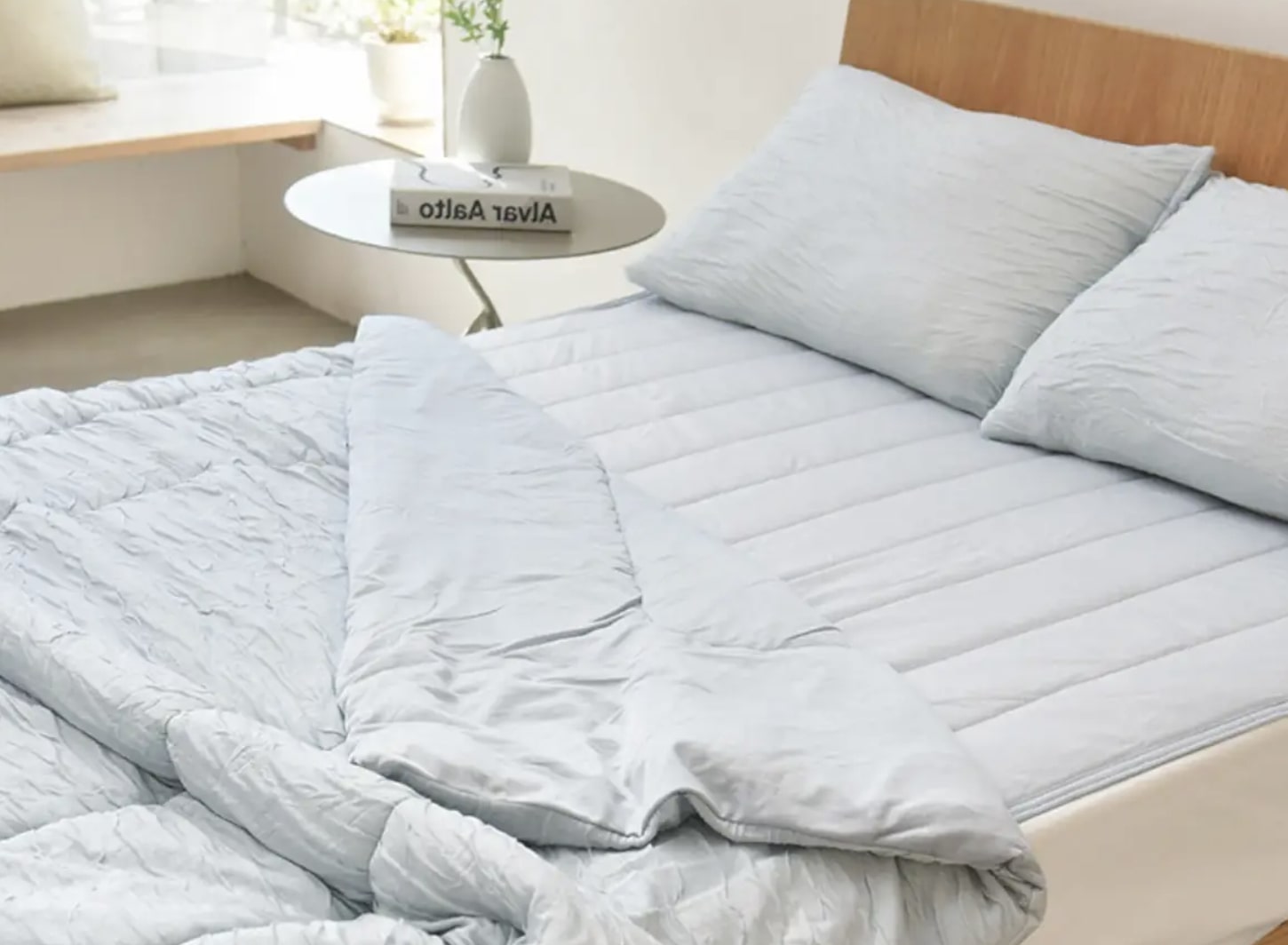 夏のベッドが避暑地に変身！ひんやりサラサラの「呼吸する寝具」でもっと涼しく心地よく【インスタグラマーさんのもの選び】