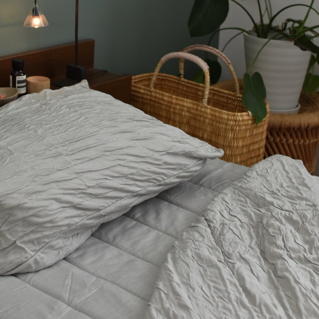 夏のベッドが避暑地に変身！ひんやりサラサラの「呼吸する寝具」でもっと涼しく心地よく【インスタグラマーさんのもの選び】