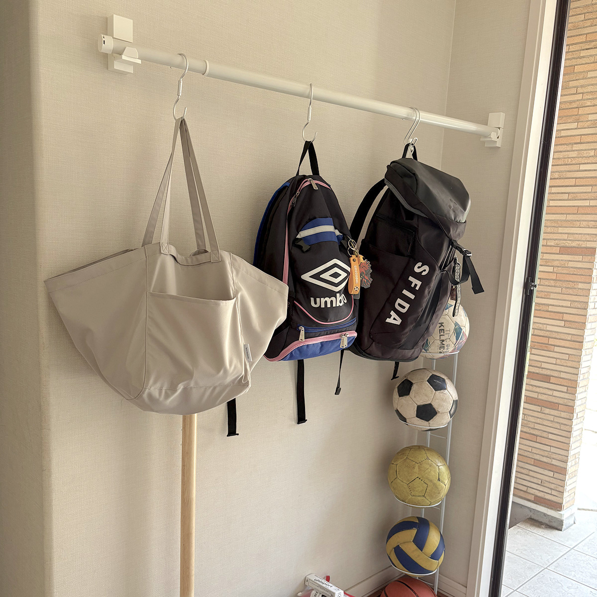 「吊り下げ収納バッグ」で収納のあらゆるお悩みを解決！しまいやすさ・高さ・中の見やすさも変わった、スタッフの実体験レポート