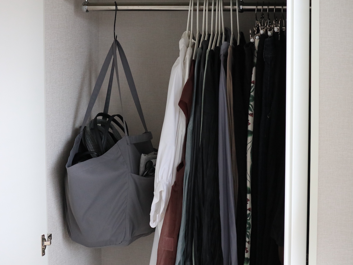 「吊り下げ収納バッグ」で収納のあらゆるお悩みを解決！しまいやすさ・高さ・中の見やすさも変わった、スタッフの実体験レポート