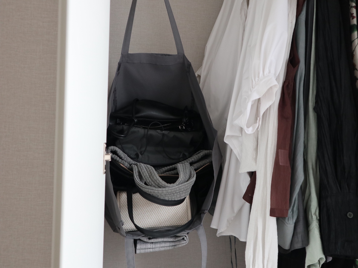 「吊り下げ収納バッグ」で収納のあらゆるお悩みを解決！しまいやすさ・高さ・中の見やすさも変わった、スタッフの実体験レポート