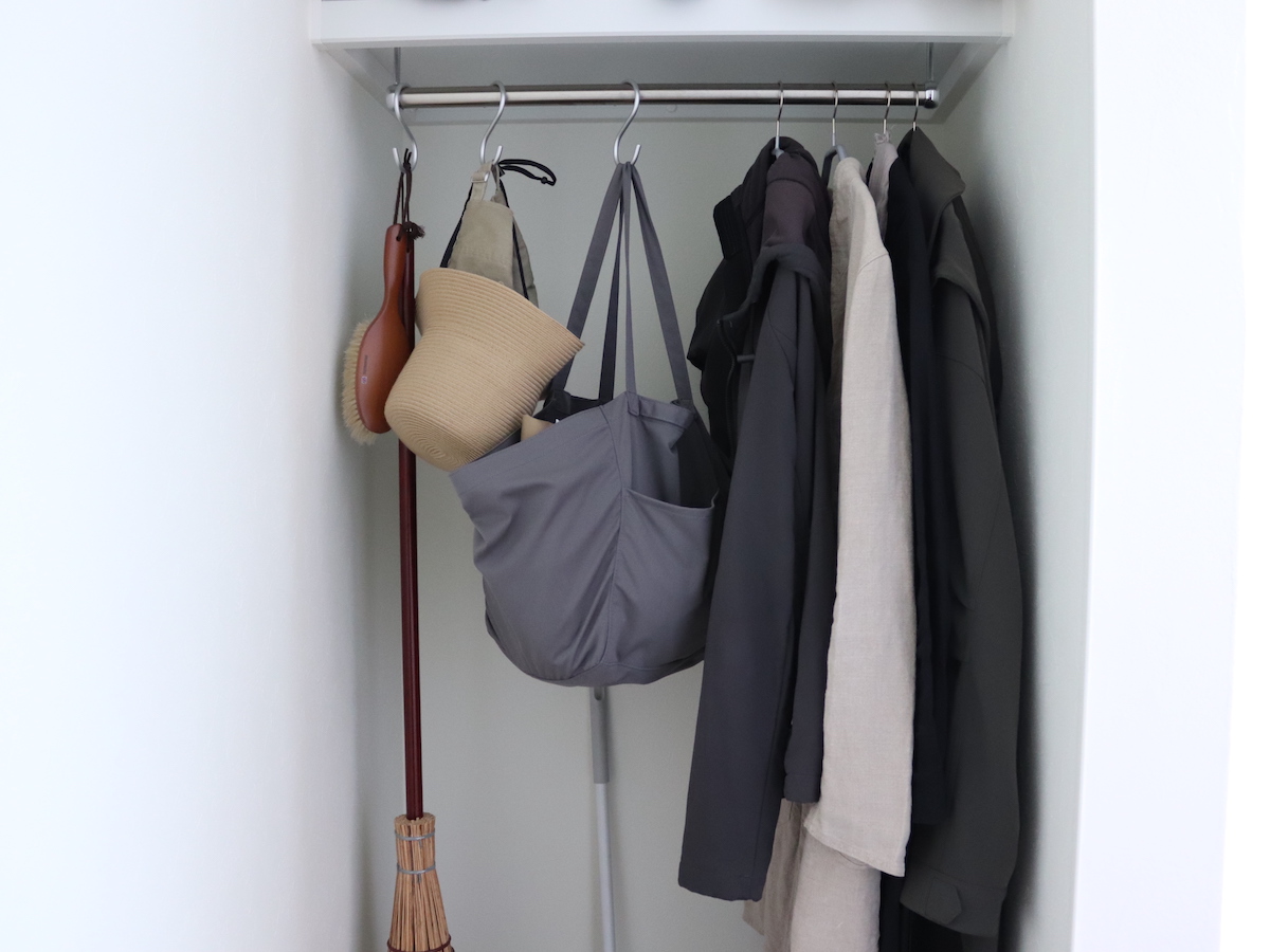 「吊り下げ収納バッグ」で収納のあらゆるお悩みを解決！しまいやすさ・高さ・中の見やすさも変わった、スタッフの実体験レポート